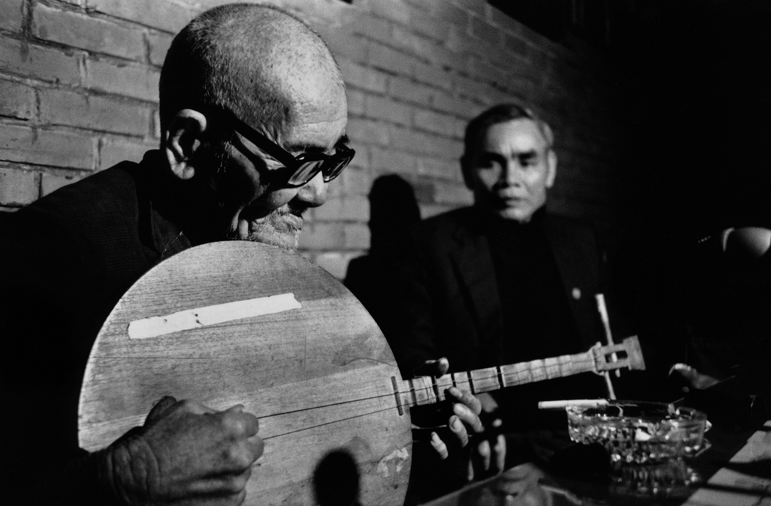 《紀念．陳達》捨棄旁白敘事，聚焦月琴歌者陳達的表演，讓樂音與影像成為主角。（ TIDF提供）