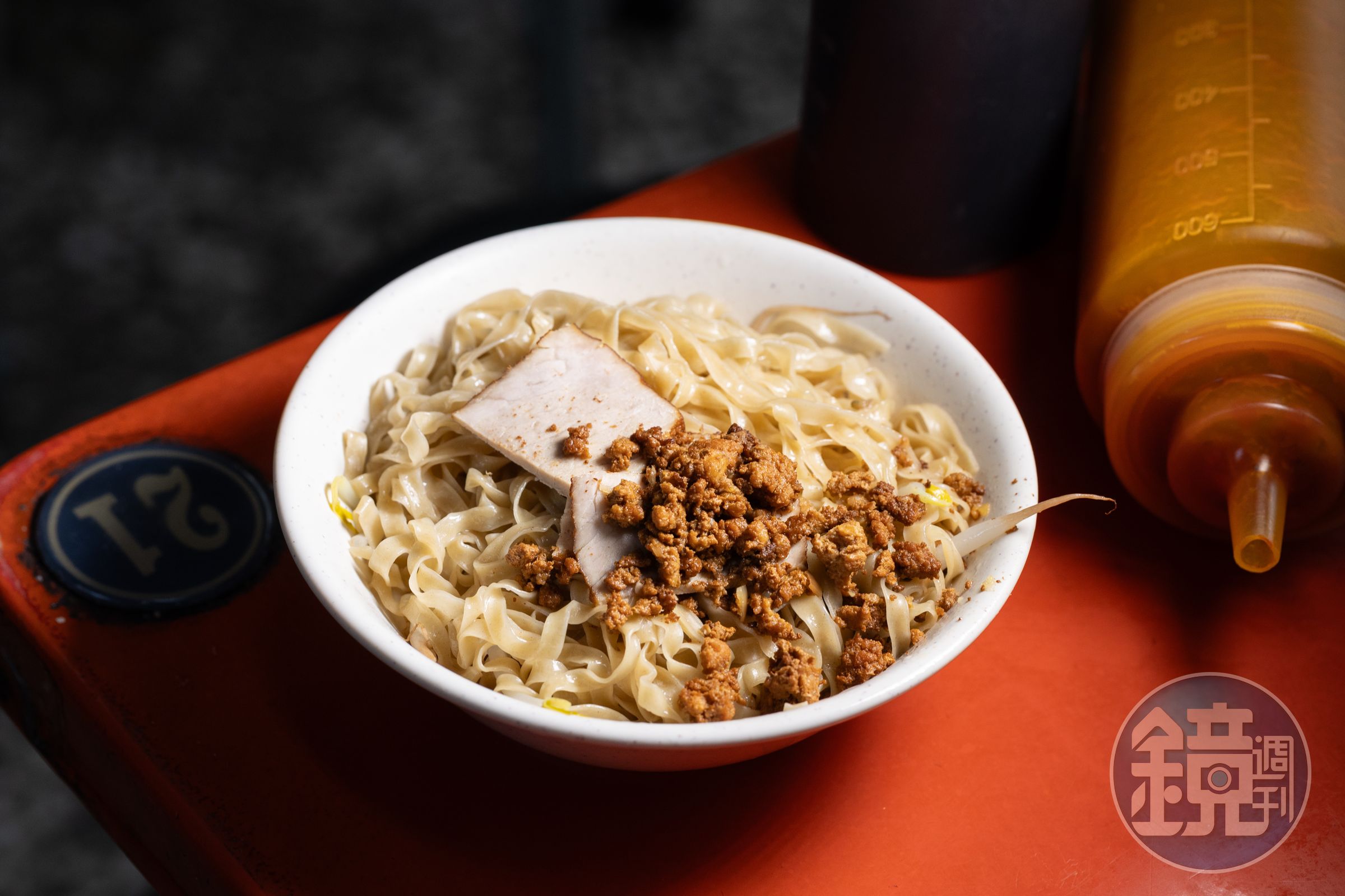 「乾意麵」的麵條很有嚼感,肉臊偏瘦。(55元/碗)