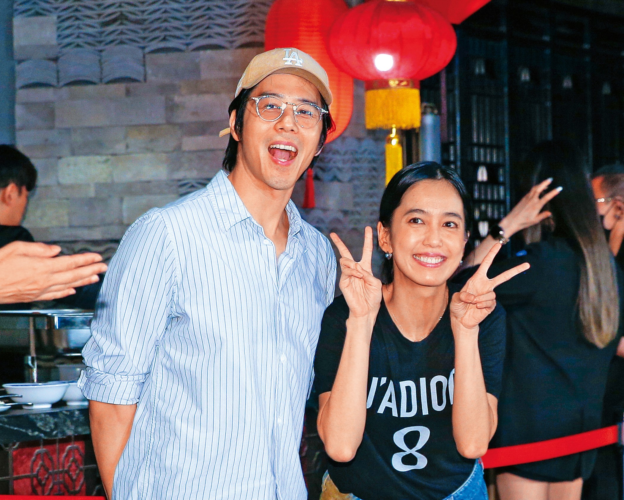 陳庭妮（右）參演的影集《影后》金鐘獎大獲全勝，老公胡宇威（左）也來慶功宴一起慶祝，同框照拍不完。