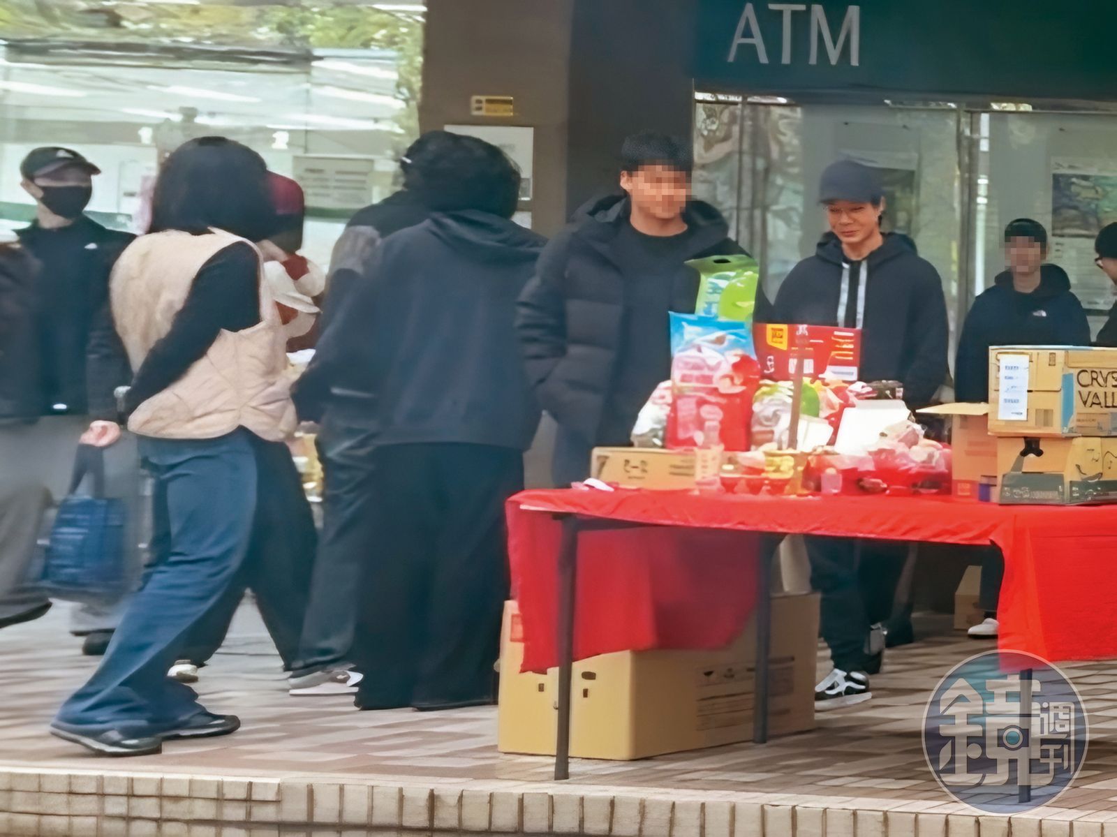 消失大半年的薛仕凌（右），身形看起來有些消瘦。（讀者提供）