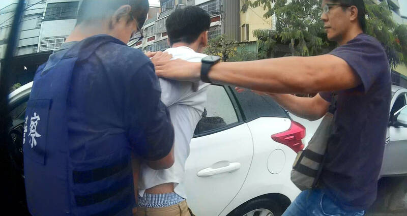 羅男槍已上膛,警方破窗將他抓出車外,壓制在地。(翻攝畫面)