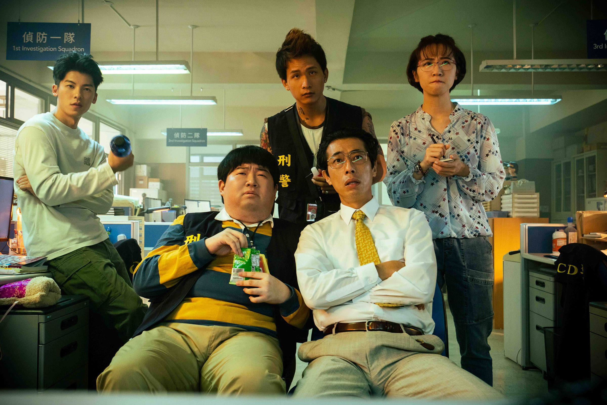 《正港分局》笑料百出,陳彥佐(前排左起)、馬念先、許光漢(後排左起)、黃奇斌、Lulu黃路梓茵。(Netflix提供)