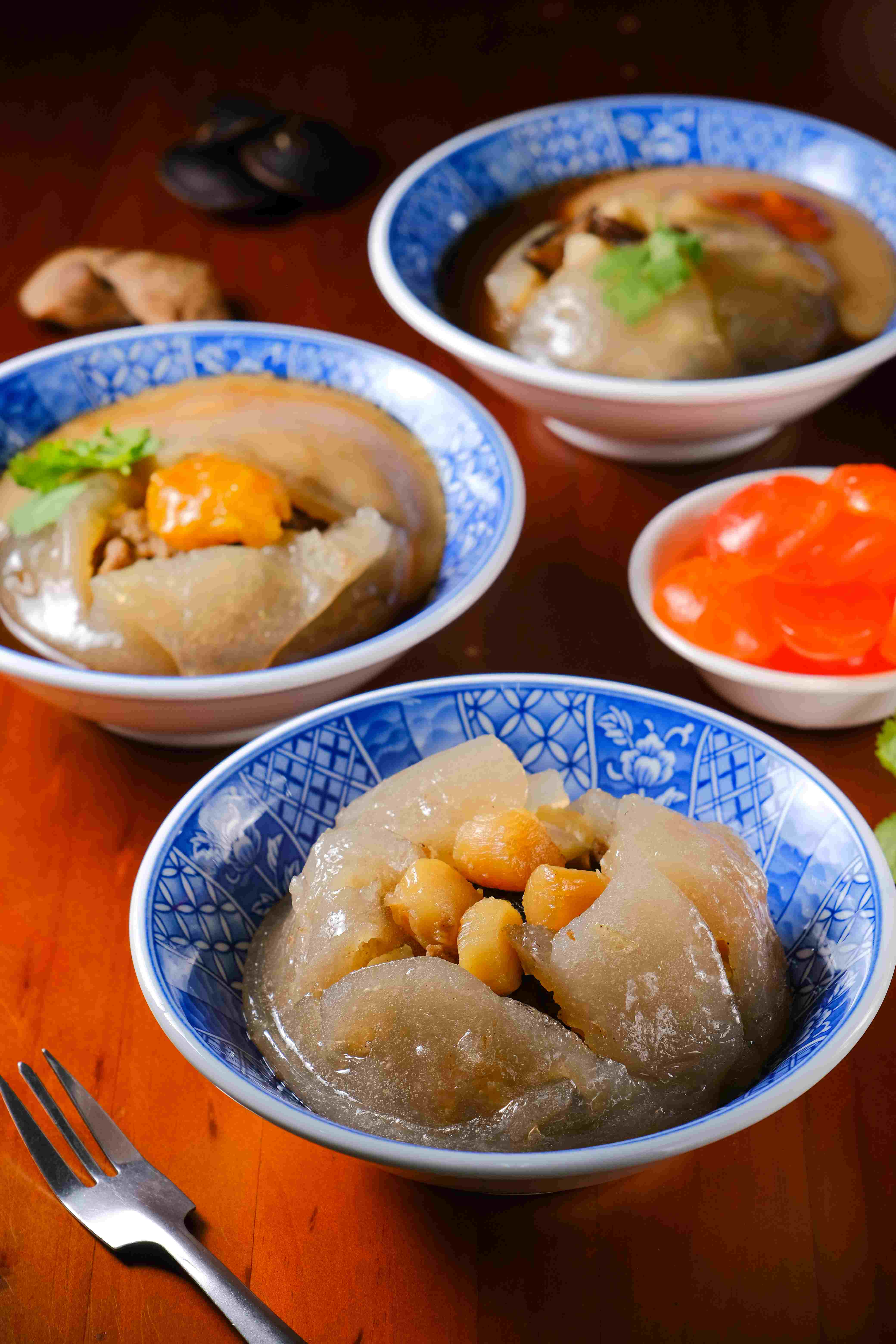「香菇肉圓」（後，55元／份）、「特製蛋黃肉圓」（中，60元／份）、「干貝香菇肉圓」（前，100元／份）都是經典口味。