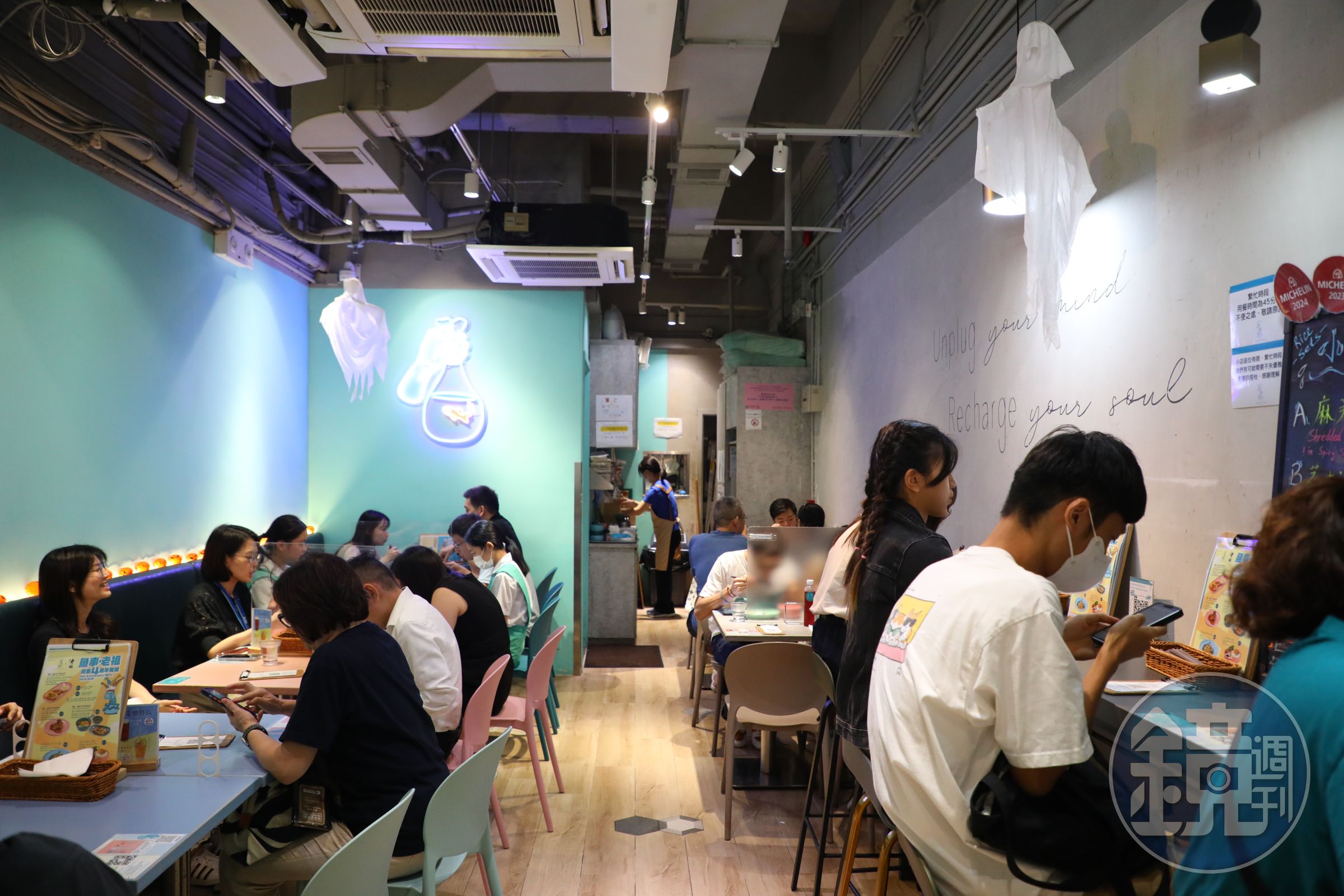 店裡座位不多，午餐時間全部滿座，大多數是年輕食客。