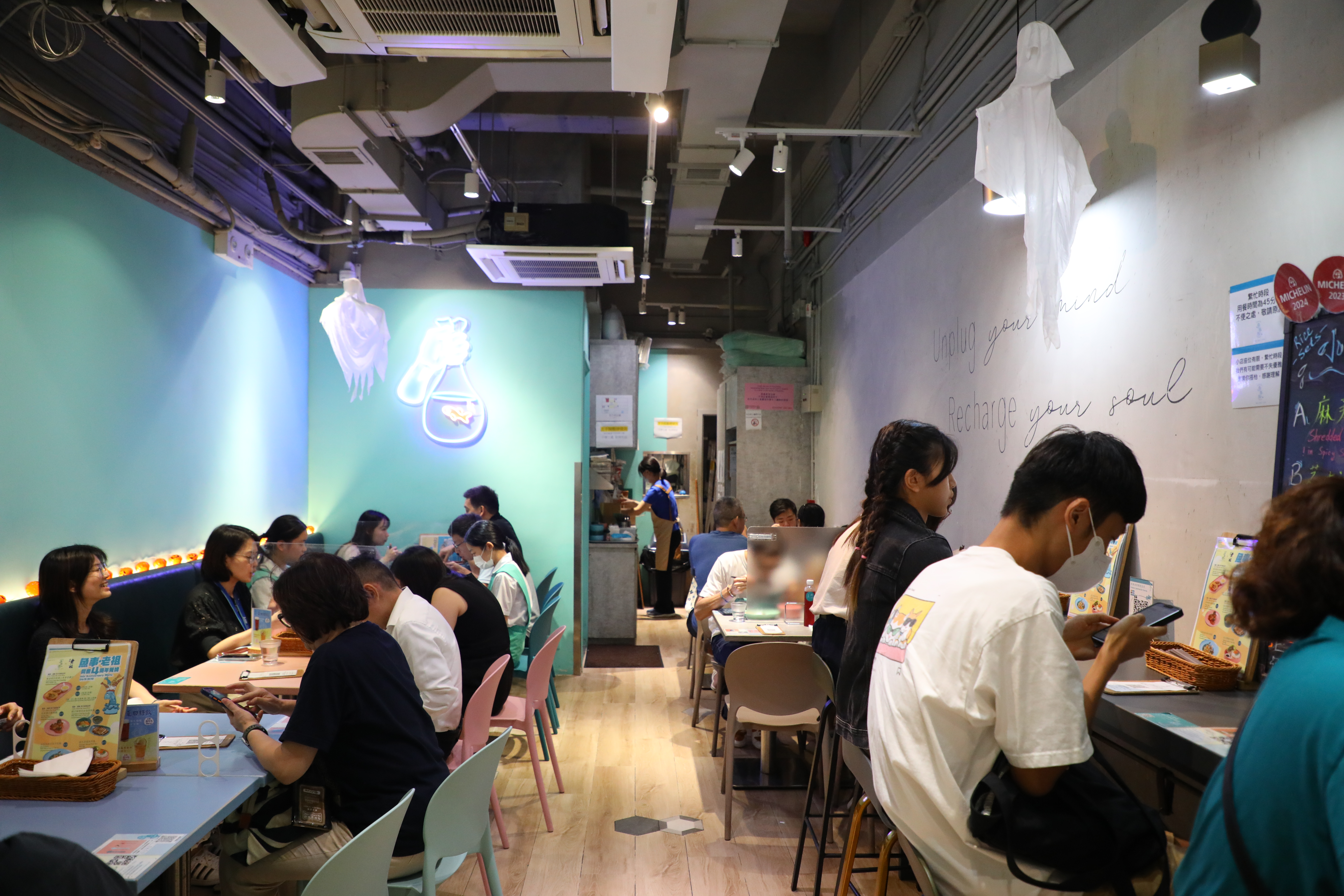 店裡座位不多，午餐時間全部滿座，大多數是年輕食客。