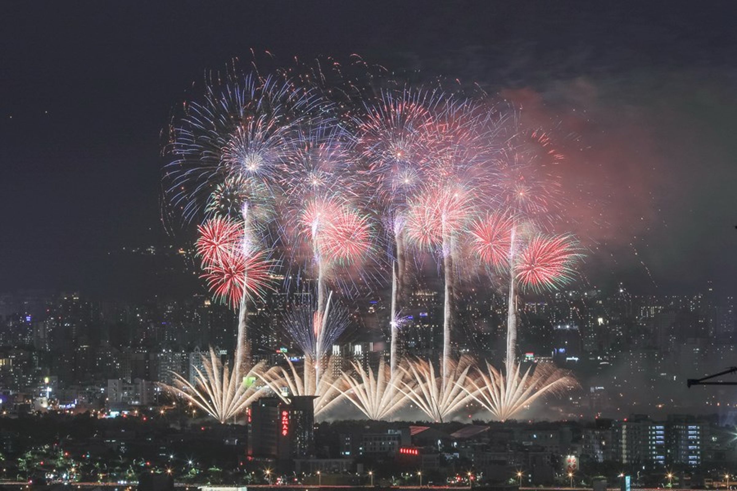 今年國慶焰火在台中舉辦，狀況不斷。（台中市政府提供）