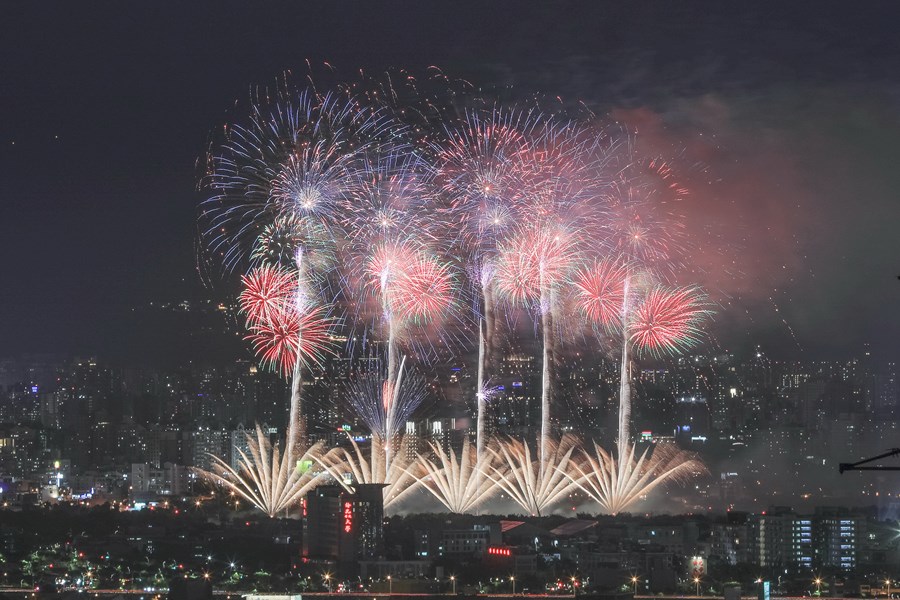 今年國慶焰火在台中舉辦，狀況不斷。（台中市政府提供）