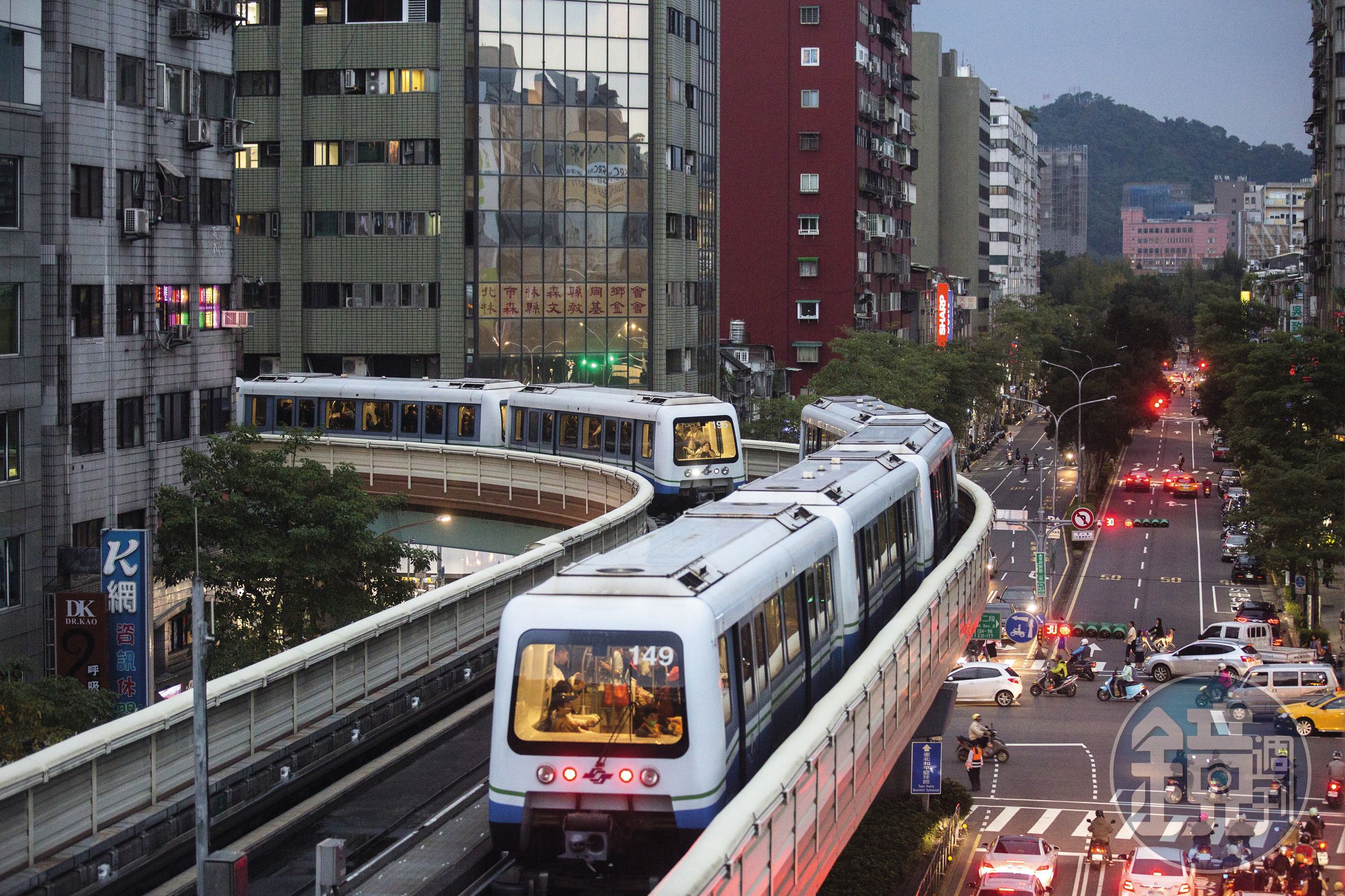 今年釋出的百件房源，其中有15件是捷運宅（包括共構宅），距離捷運站500公尺以內。
