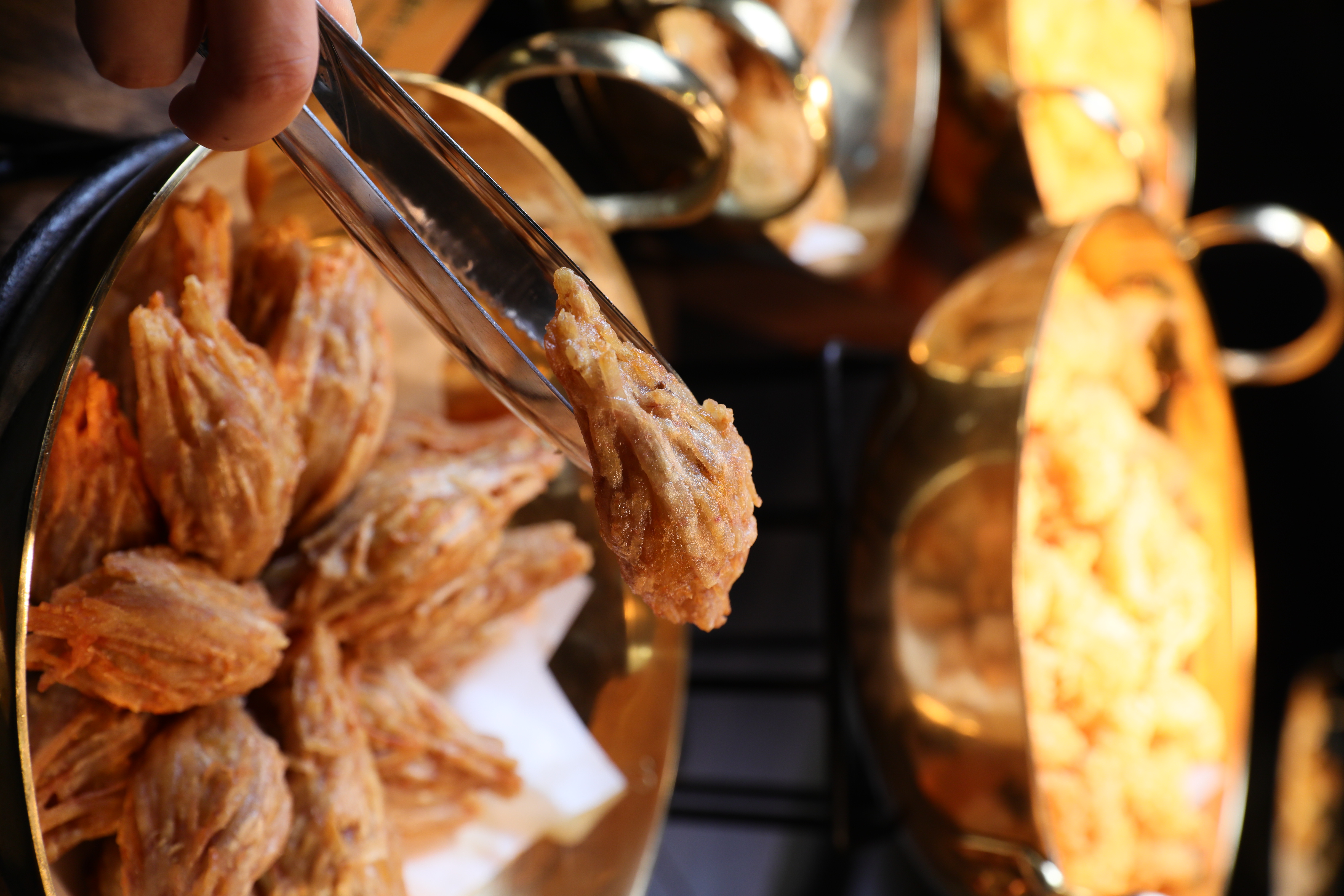 「酥炸榴槤」將榴槤果肉與地瓜泥混合後裹上芋頭絲下鍋油炸。