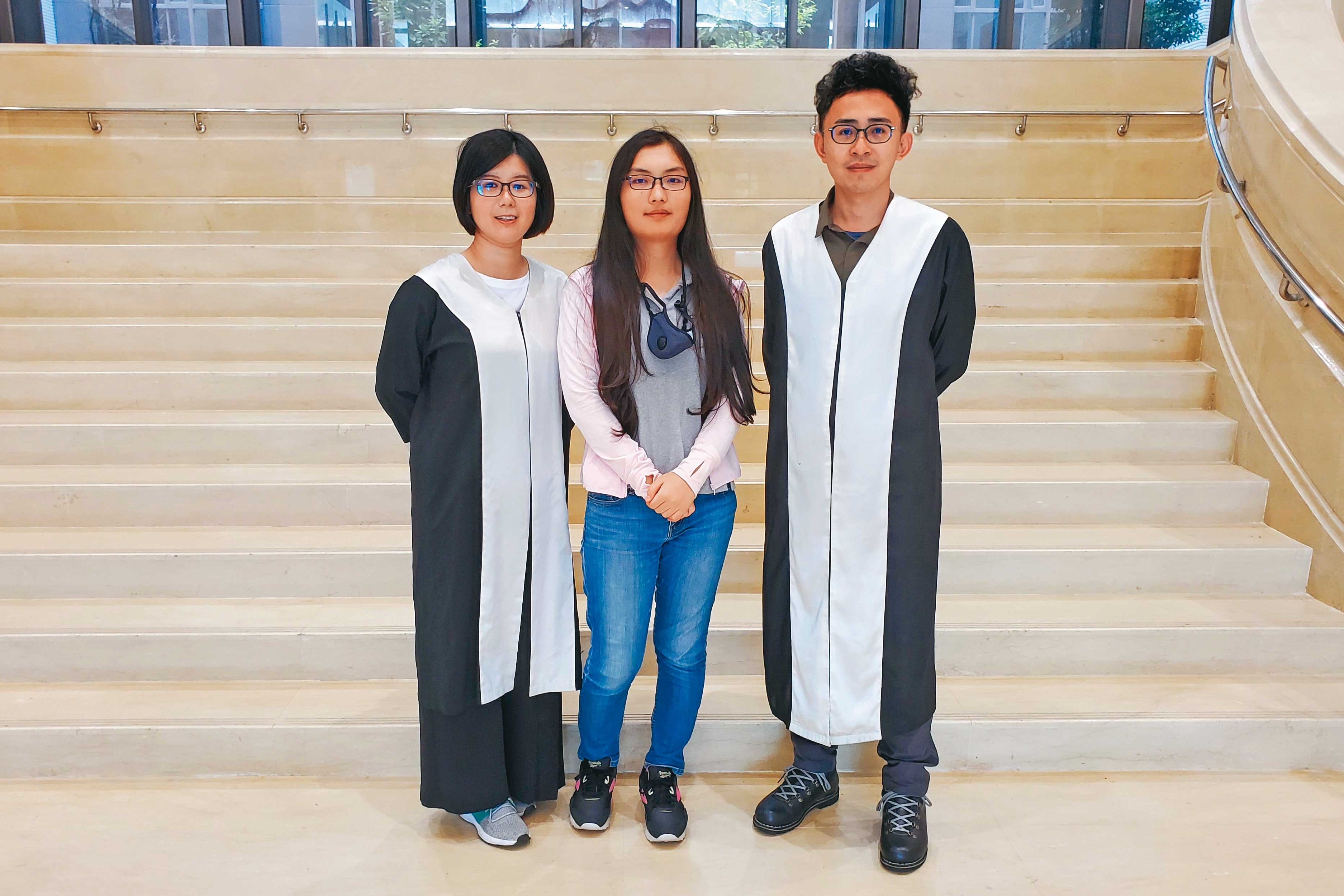 吳宇萱（中）與伴盟律師團發起取消強制手術司法行動，歷經近4年才等到判決結果。左為律師謝孟釗、右為律師潘天慶。（吳宇萱提供）