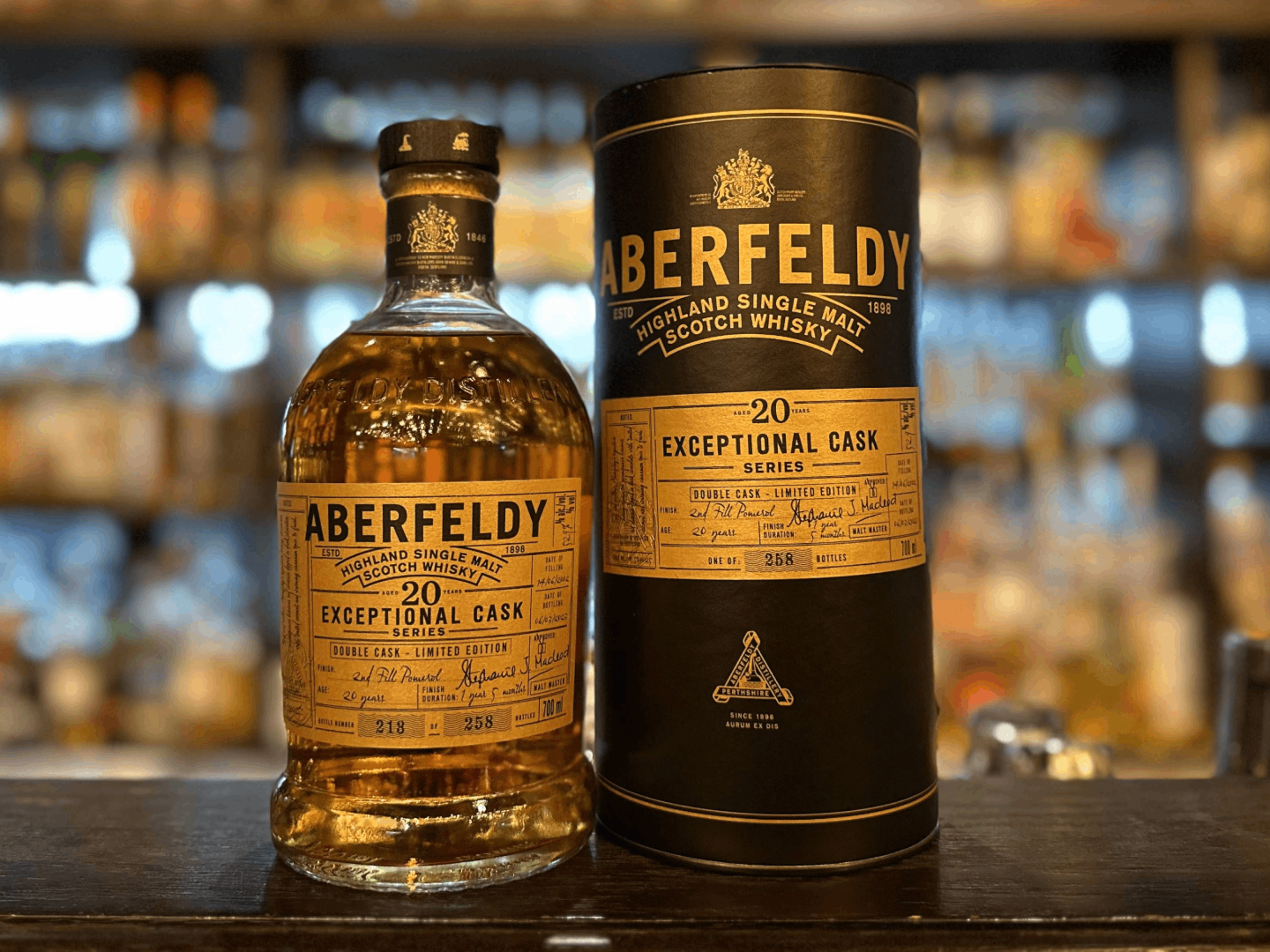 Aberfeldy 艾柏迪20年玻美侯桶／類別：單一麥芽威士忌／產地：蘇格蘭高地區／特色：以19年酒液經玻美侯紅酒桶過桶一年半之後，展現出濃烈的紫羅蘭、紅色莓果和松露香氣，口感強勁且濃郁，帶有蜂蜜香甜的特色，並以溫暖的肉桂香氣收尾／酒精：52.9%／建議售價：約NT$13,000。