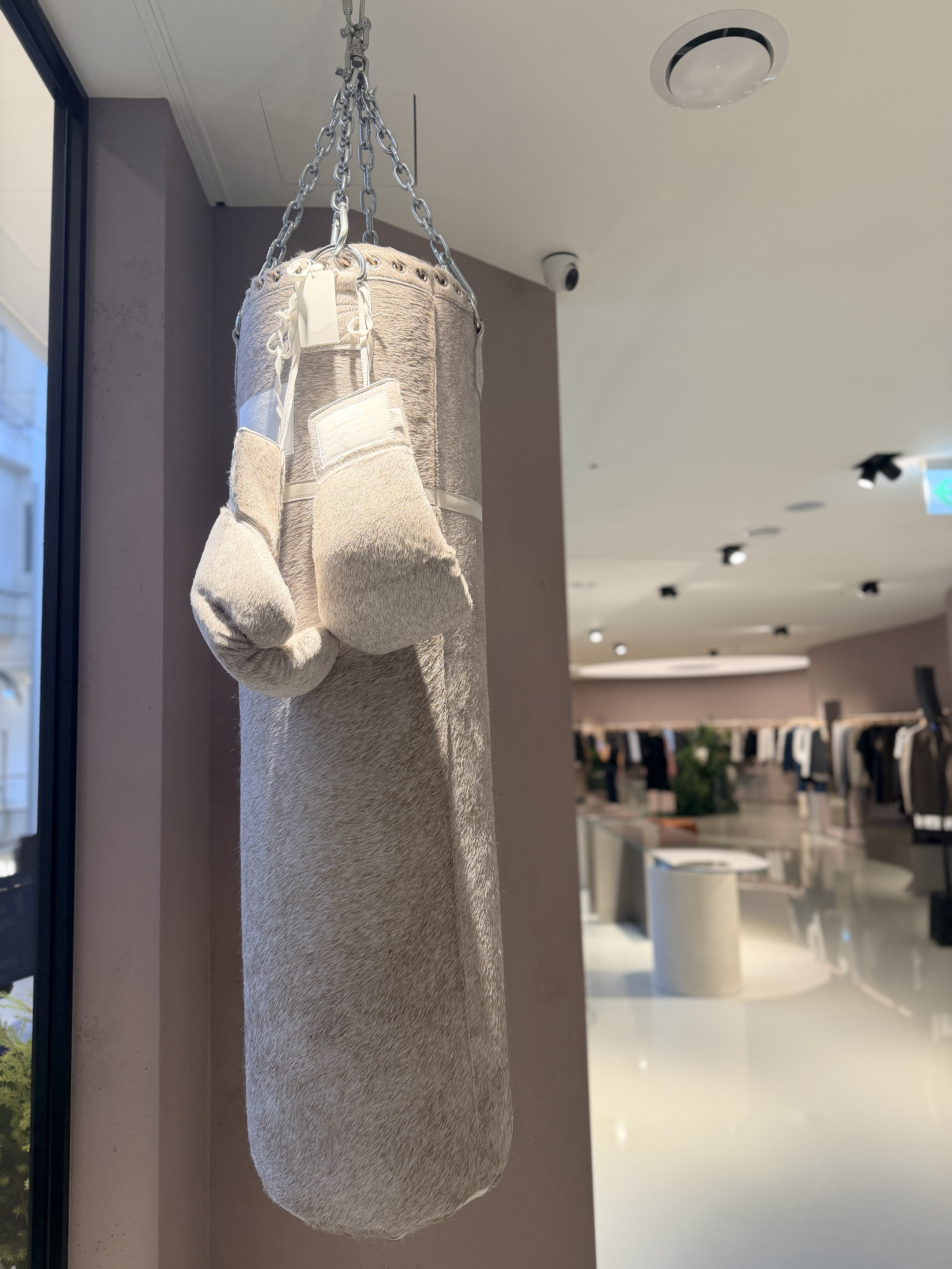 MM6 Maison Margiela × Supreme聯名毛絨拳擊手套與沙包來自廖曉喬的私人收藏。(陳慧明攝)