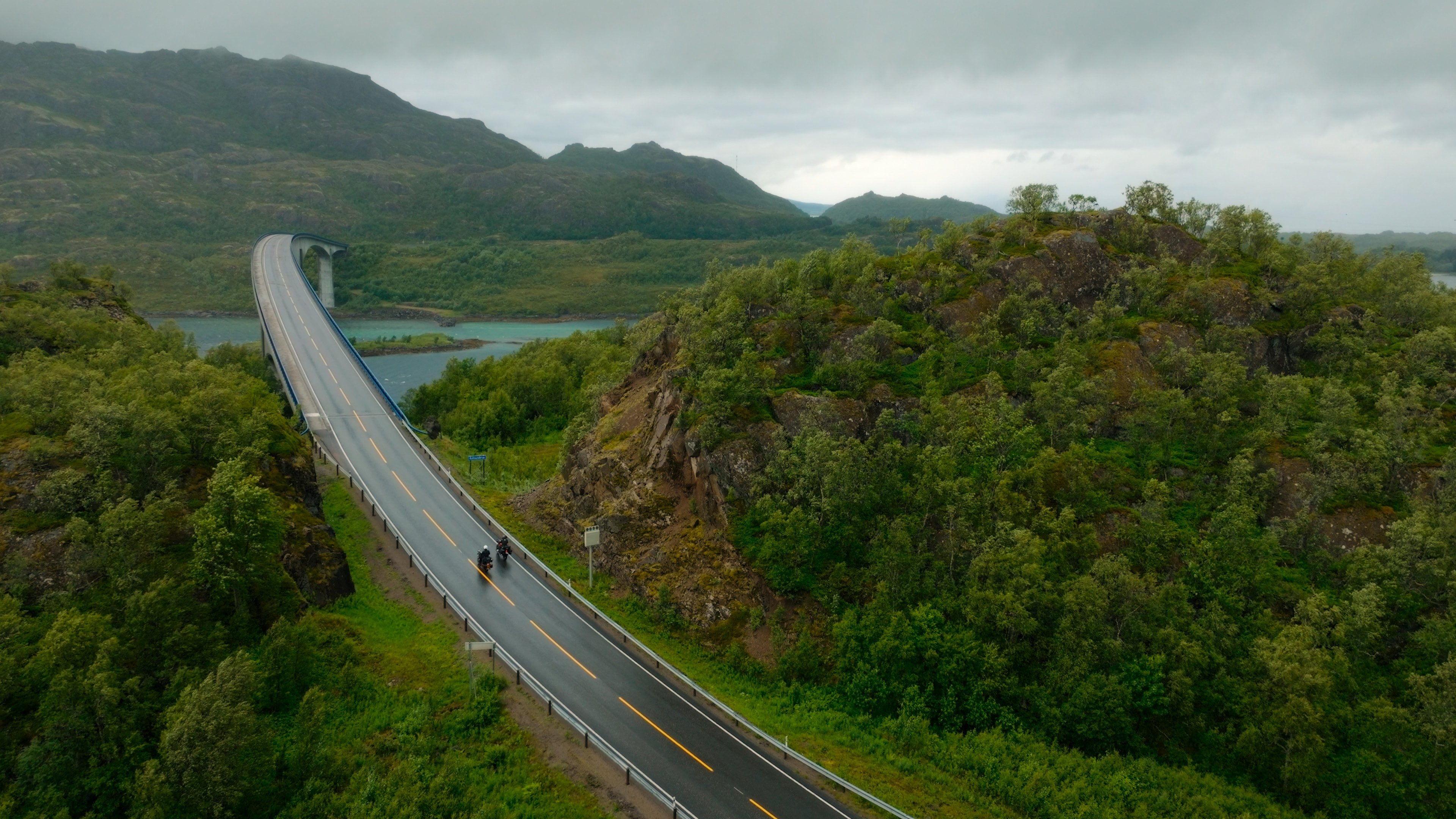 隨著倆人的旅程，鏡頭呈現不一樣的歐洲人文風情。（Apple TV+提供）