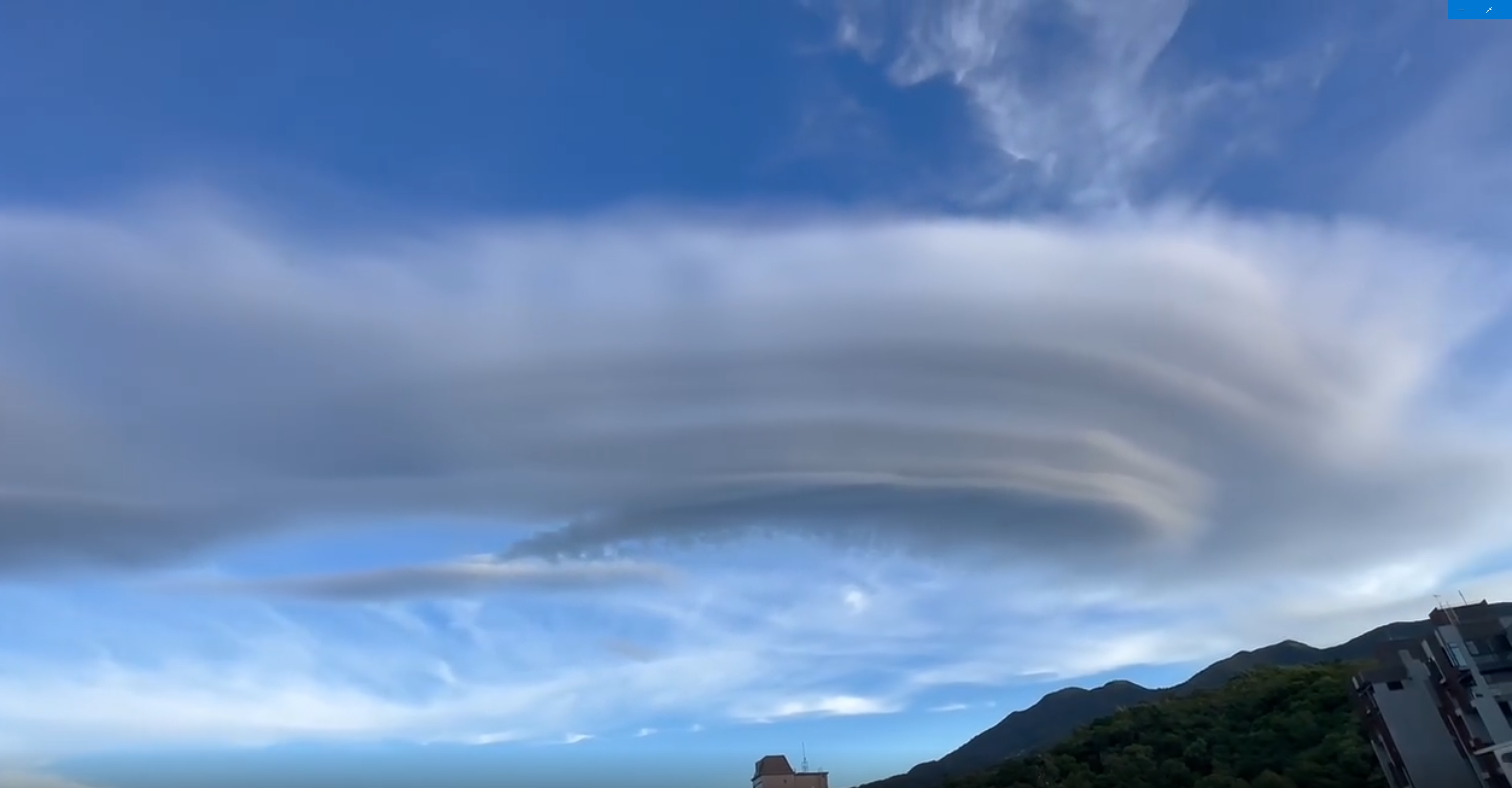 前氣象局長鄭明典今po文曬出照片，可見天空中有俗成「飛碟雲」的莢狀雲。（翻攝自鄭明典臉書）