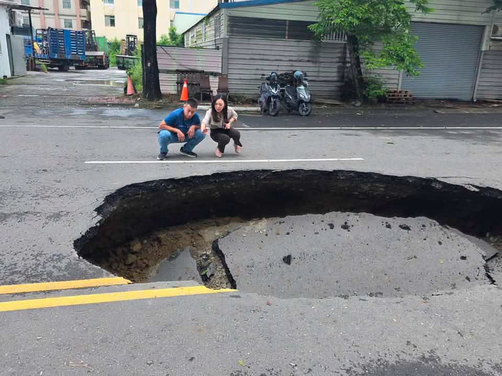 太嚇人!高雄馬路出現「7x5米超巨天坑」 大到像AI生成