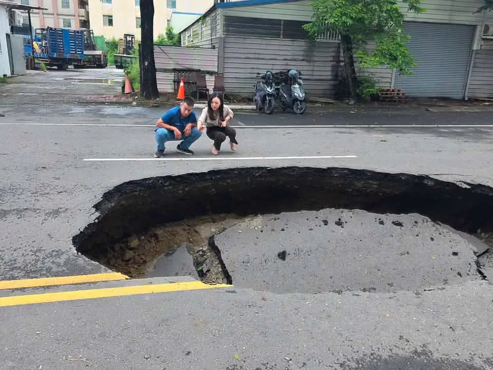 太嚇人！高雄馬路出現「7x5米超巨天坑」　大到像AI生成