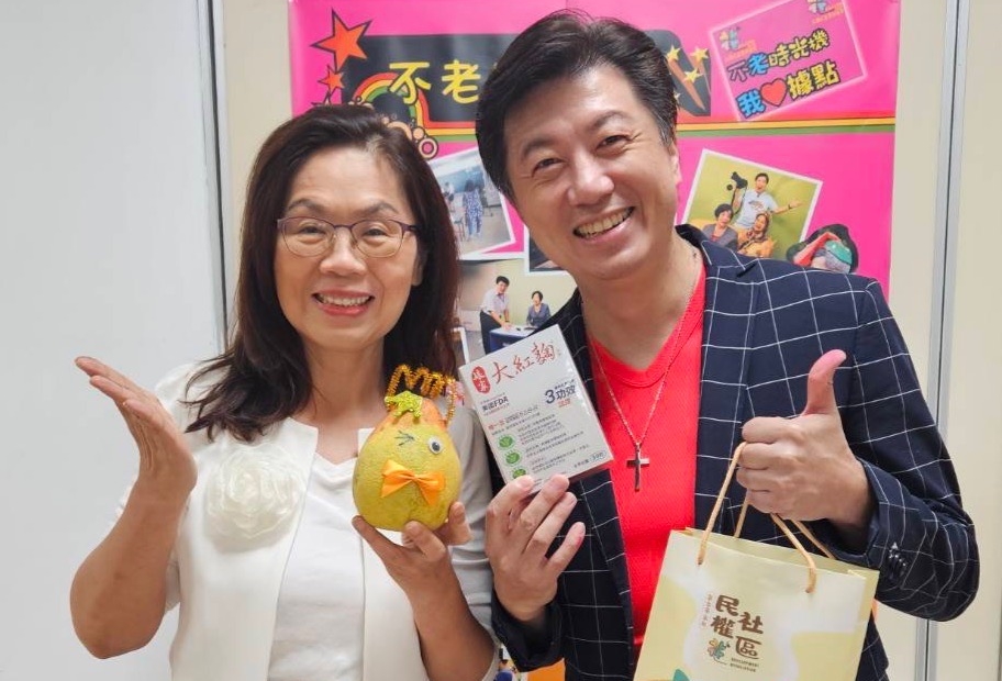 吳皓昇跟娘家執行長林香蘭陪伴長者過中秋節。（民視提供）