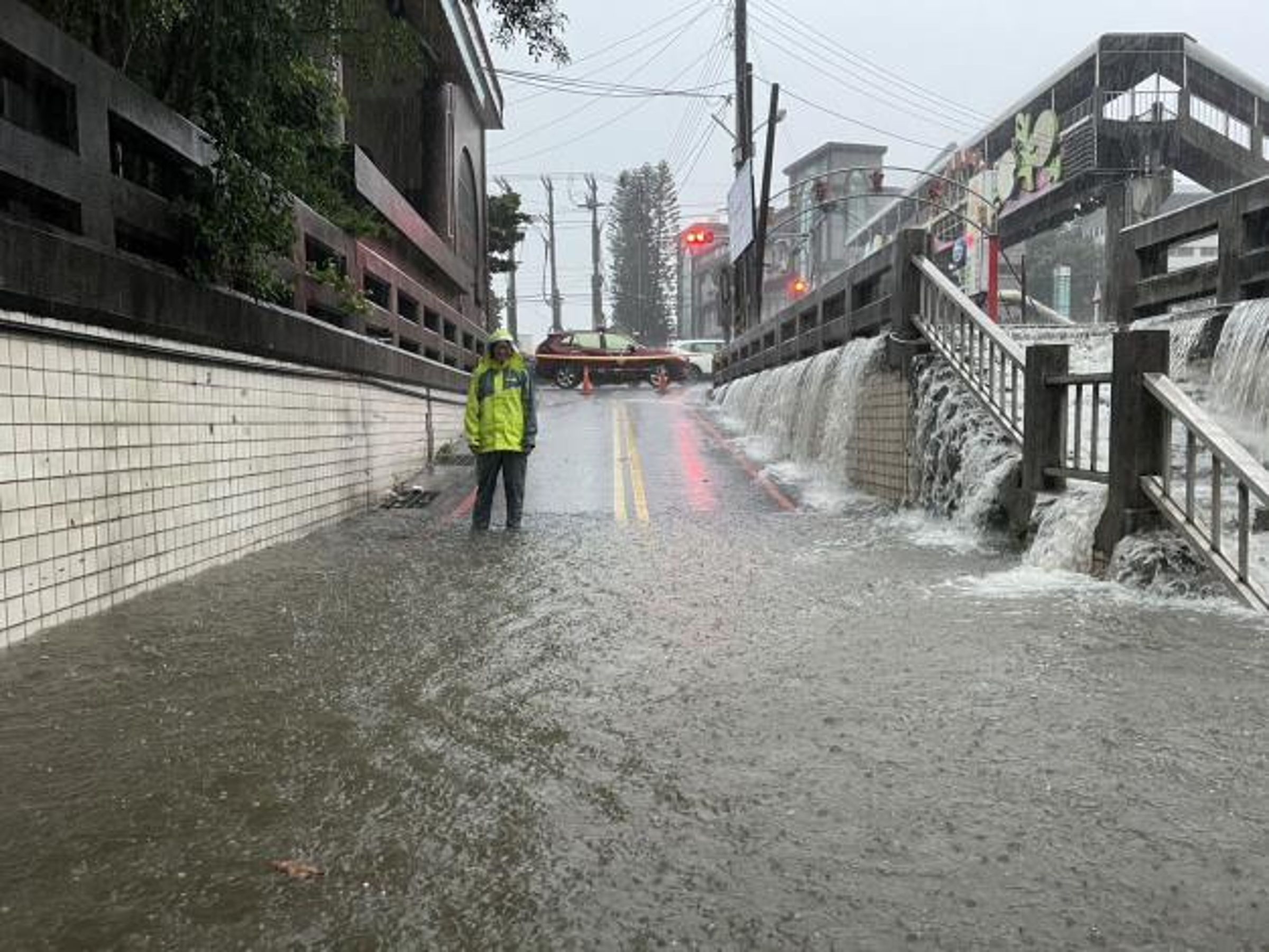 新竹縣多處地下道淹水。(新竹縣政府提供)