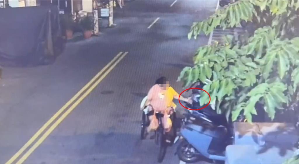 台中62歲王姓女子是慣竊，專門偷竊高價位的安全帽後賤賣牟利。（翻攝畫面）