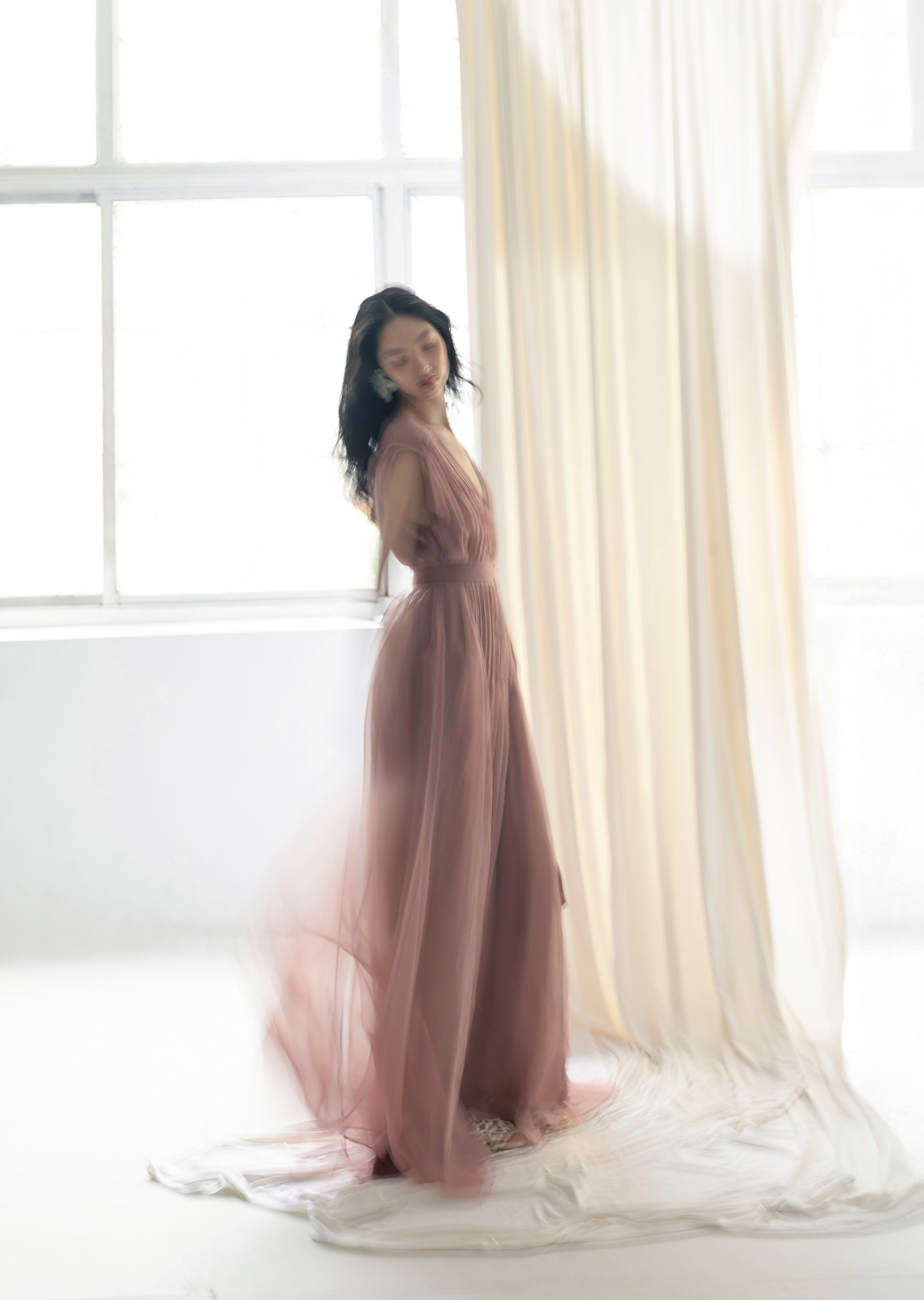 V領百褶腰帶連衣裙NT$162,900 by Brunello Cucinelli／Bloom白色花卉耳環NT$31,600 by Chloé／Anagram小牛皮涼鞋NT$33,000 by LOEWE