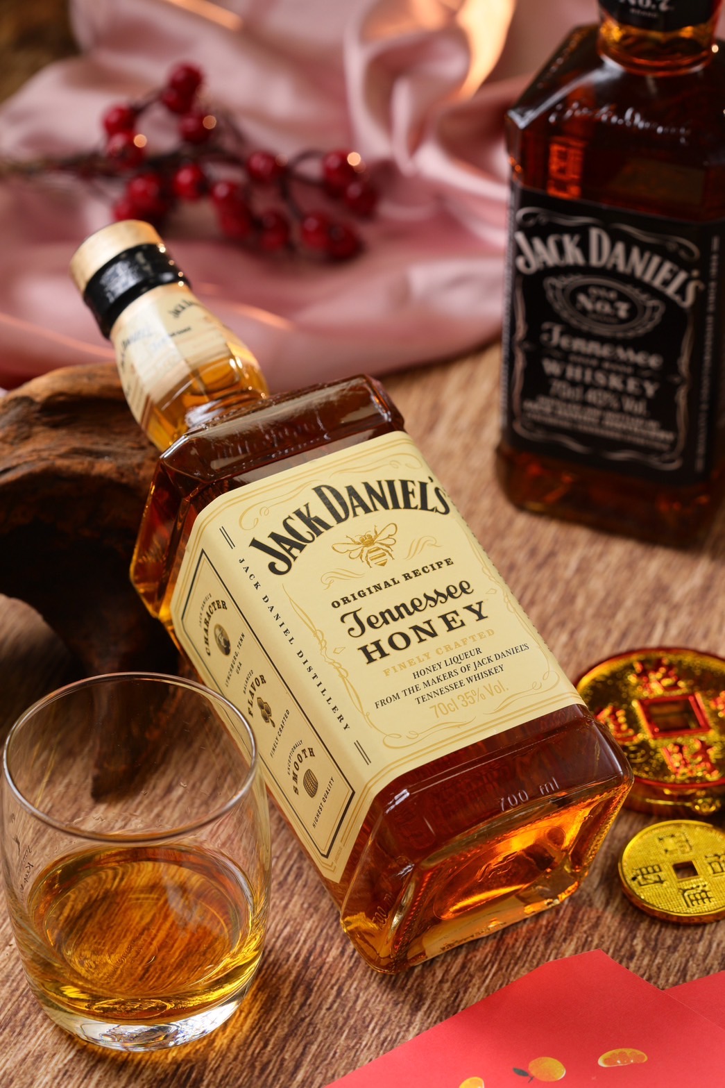 Jack Daniel’s 傑克丹尼除了經典的「No.7田納西威士忌」(右),「田納西蜂蜜威士忌」(左)更結合了7號威士忌與獨特蜂蜜酒,打造出獨家的甘甜滑順口感。(皆699元/瓶)