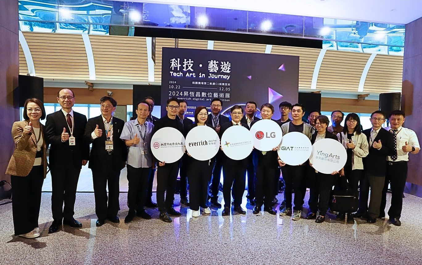 （舉牌者由左至右）桃園市政府文化局主任陳瑋鴻、昇恆昌免稅商店執行副總經理常春媚、桃園國際機場股份有限公司董事長楊偉甫、台灣LG電子家庭娛樂產品事業部經理蘇尹志、清華大學數位美學暨科技文化研究實驗室教授邱誌勇及草央藝術有限公司總監翁淑英，一同出席「科技．藝遊」2024昇恆昌數位藝術展開幕茶會。（財團法人昇恒昌基金會提供）