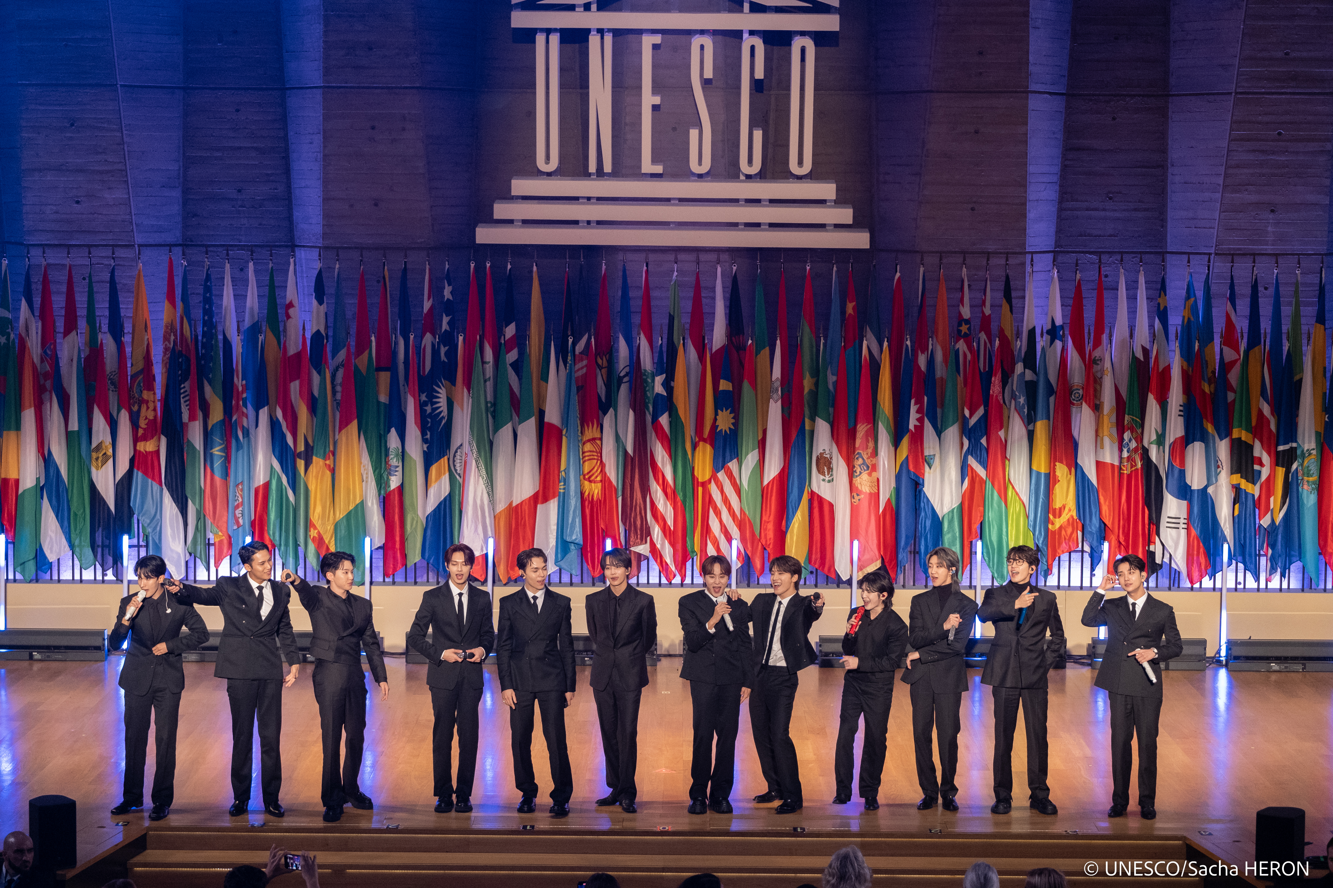 演講結束後，SEVENTEEN帶來歌舞表演，現場氣氛高昂。（取自UNESCO Flickr）