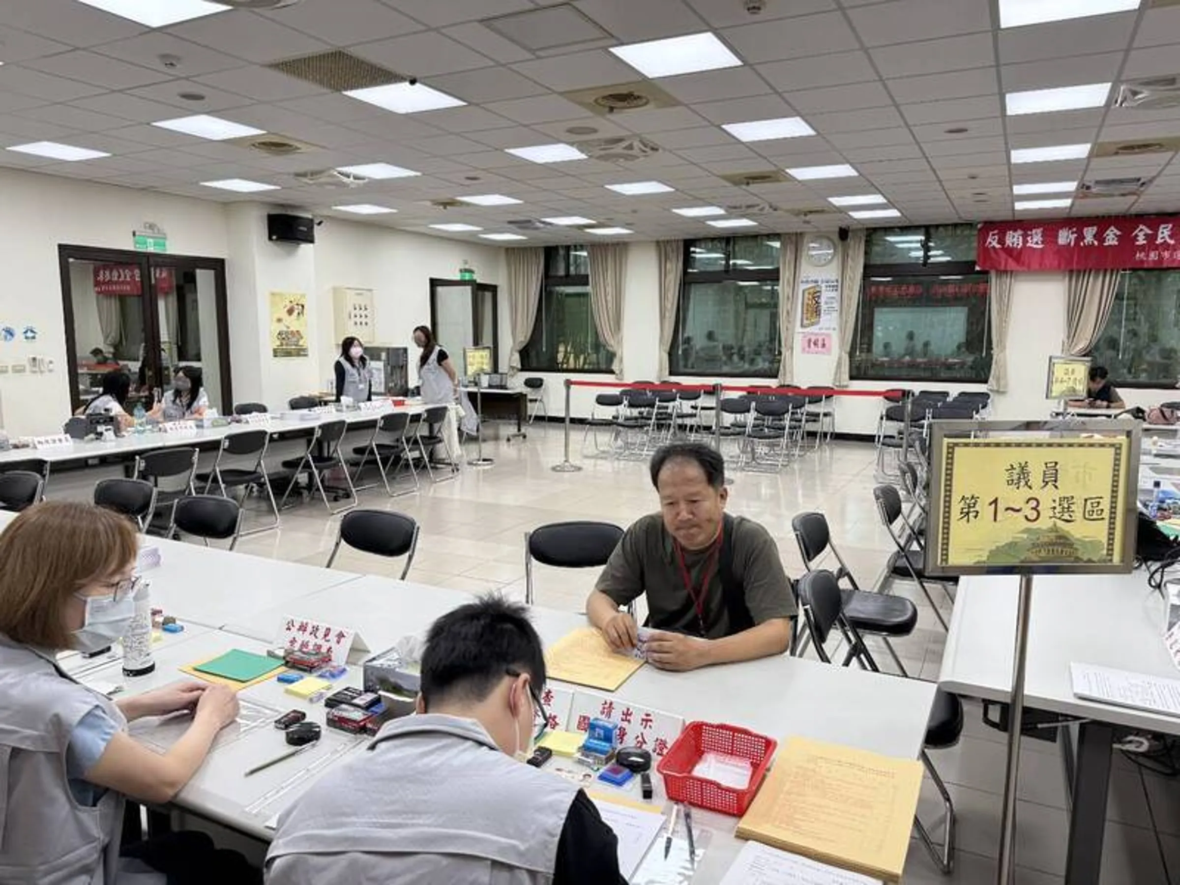 才登記選議員!退休警「瀟湘公子」遭通緝主動投案 這1案判刑定讞須入監