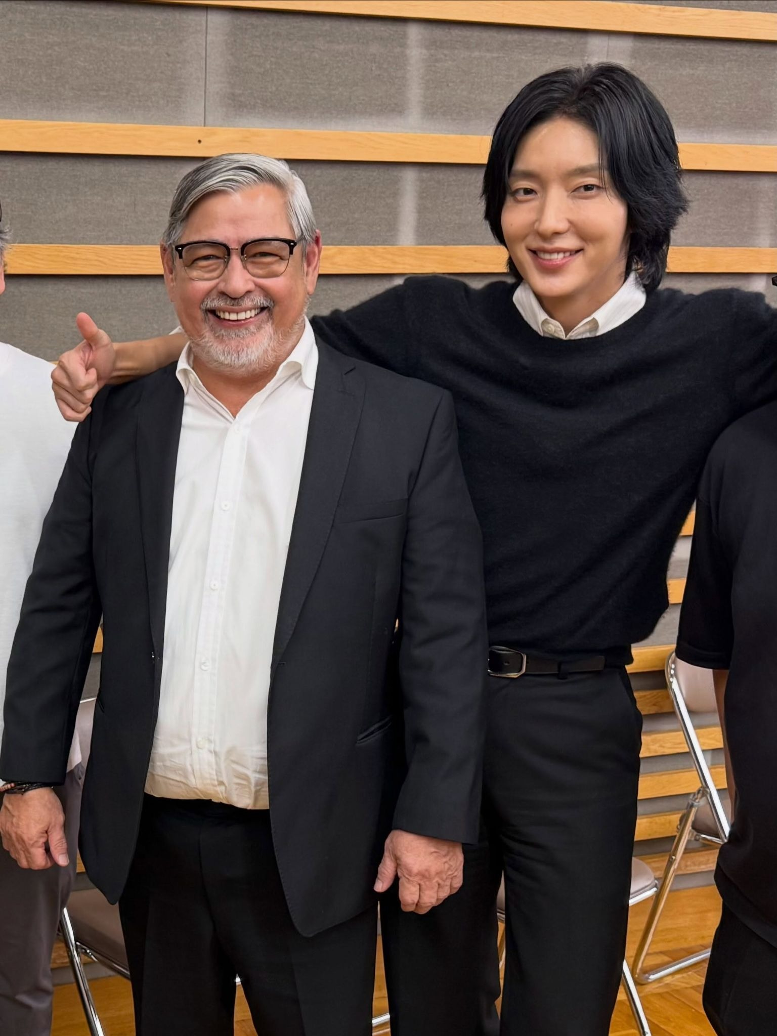 菲律賓資深演員喬爾托雷（左）在日本首映時與李準基（右）相見歡，興奮合影留念。（翻攝自Joel Torre Instagram）