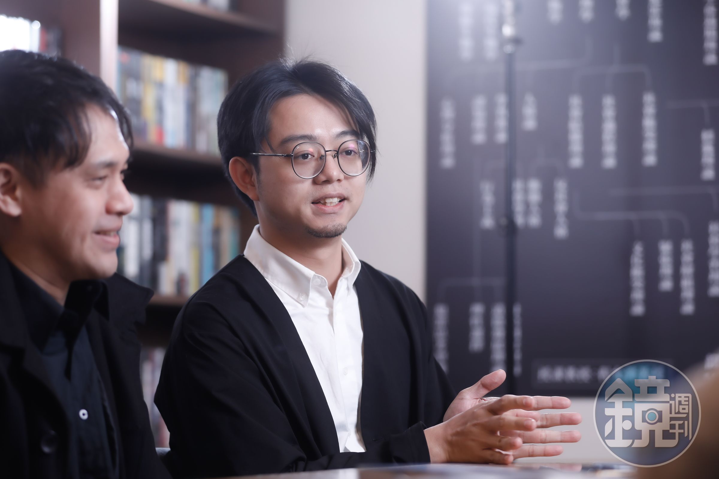 《白色叛逆》編劇偽文雁(左)與漫畫家JIN(右)。
