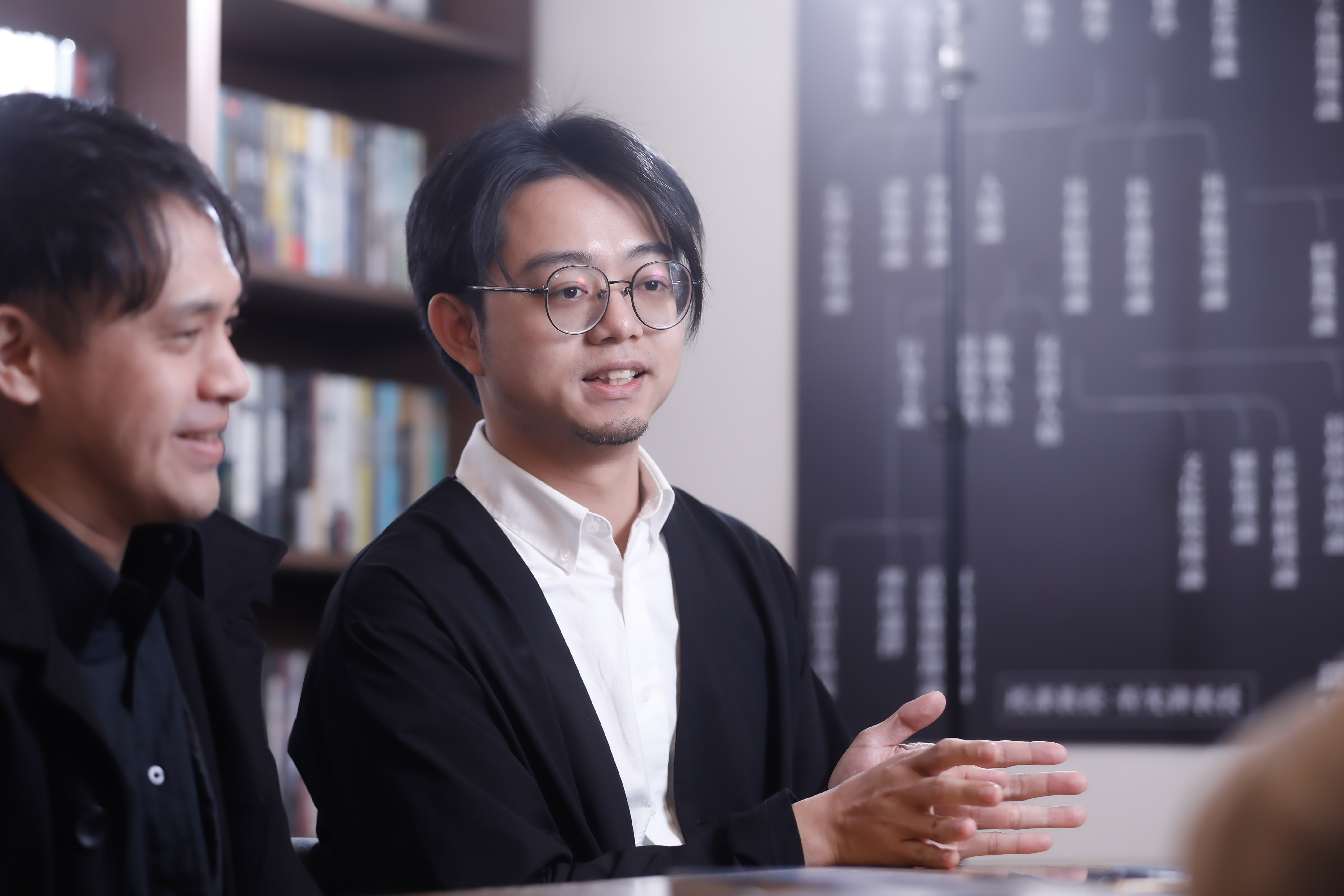 《白色叛逆》編劇偽文雁（左）與漫畫家JIN（右）。