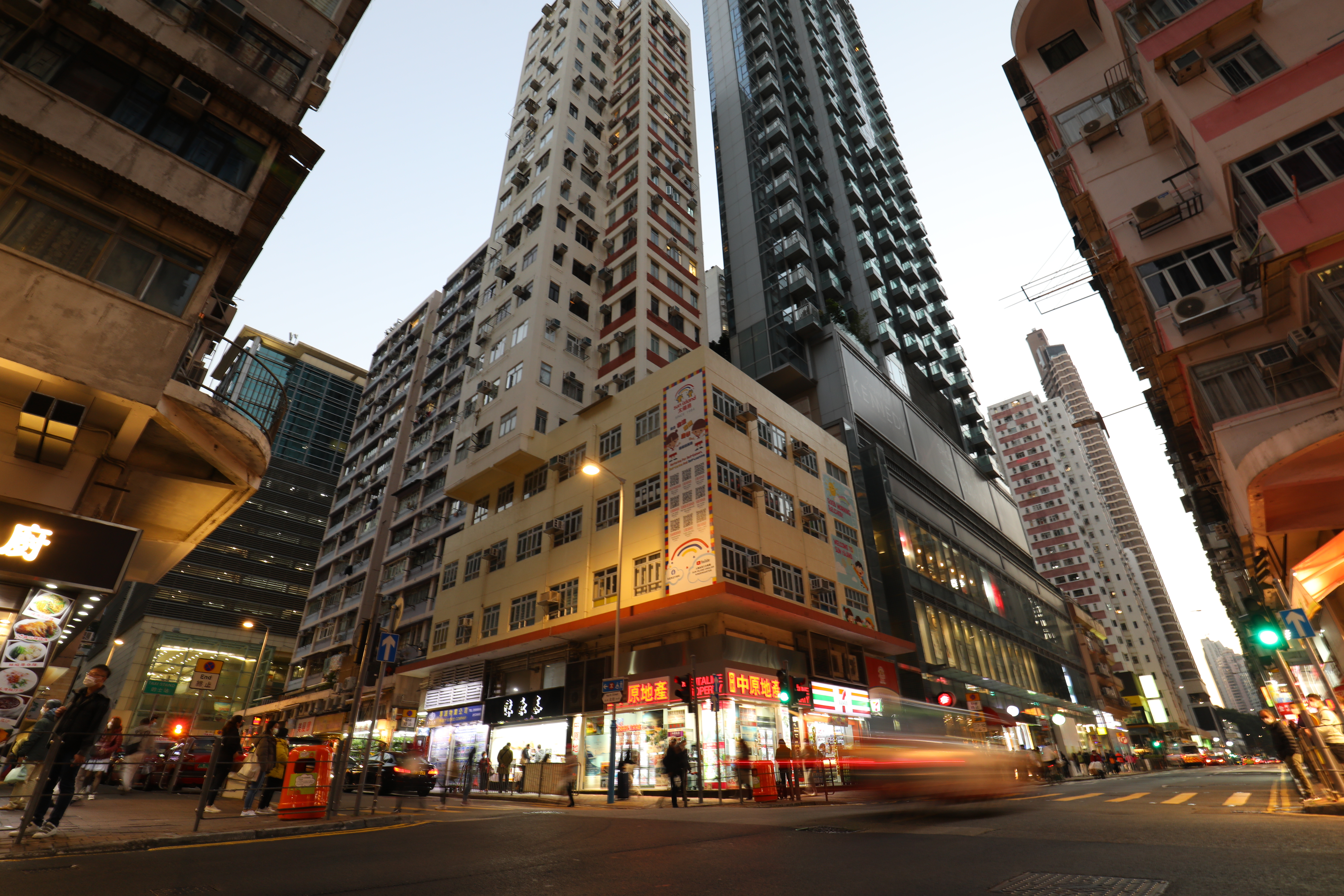 去香港享受美食，與其跟著一般的食評，不如跟著在地香港名廚的美食名單，才能深入市井，吃到真正好味道。