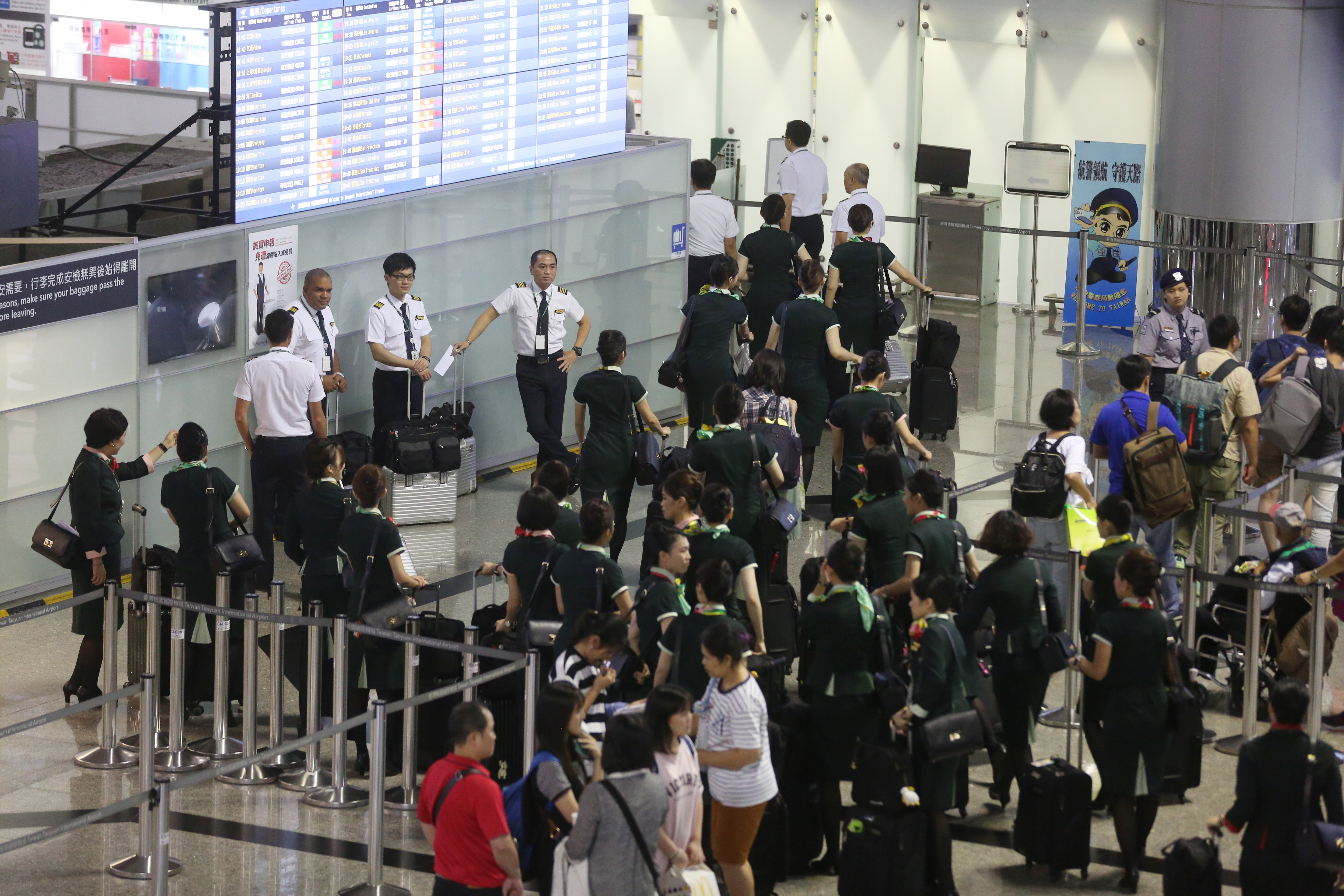 空服員經常被票選為夢幻職業，不過工作背後也有不少的缺點。（示意圖，本刊資料照）