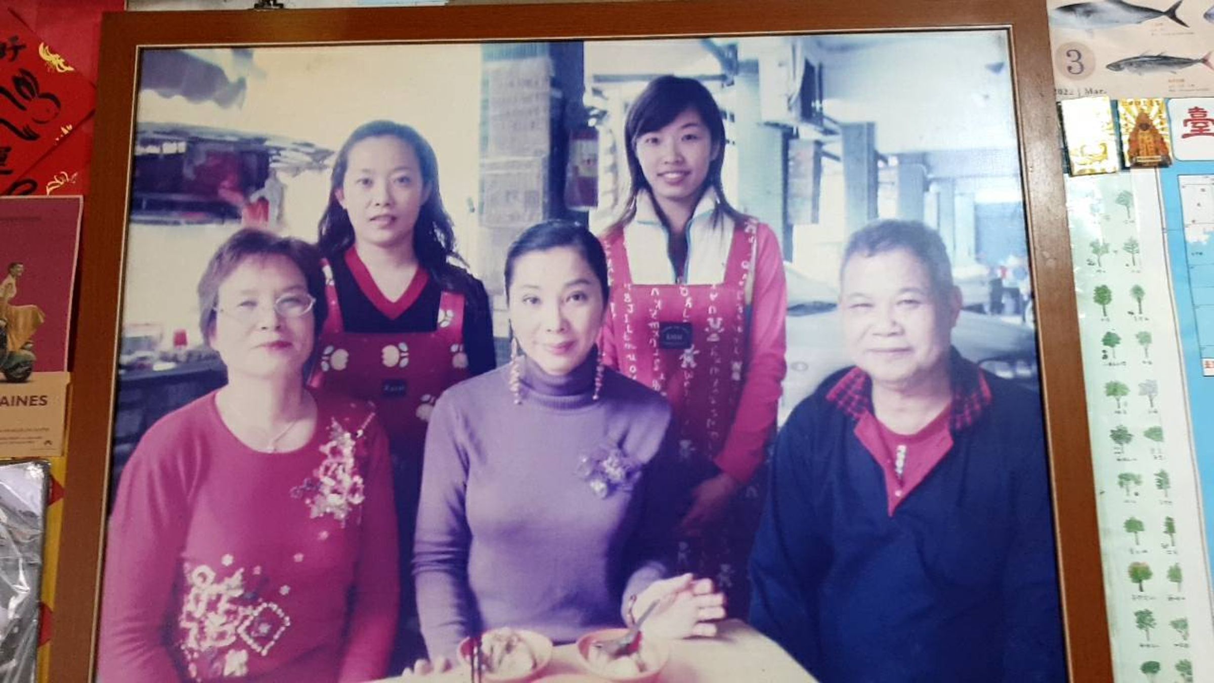 由於肉圓好吃，池記時常受邀上電視。陳美鳳（前中）主持的美食節目也曾訪問第一代老闆池清風（前右）。（池欣頻提供）