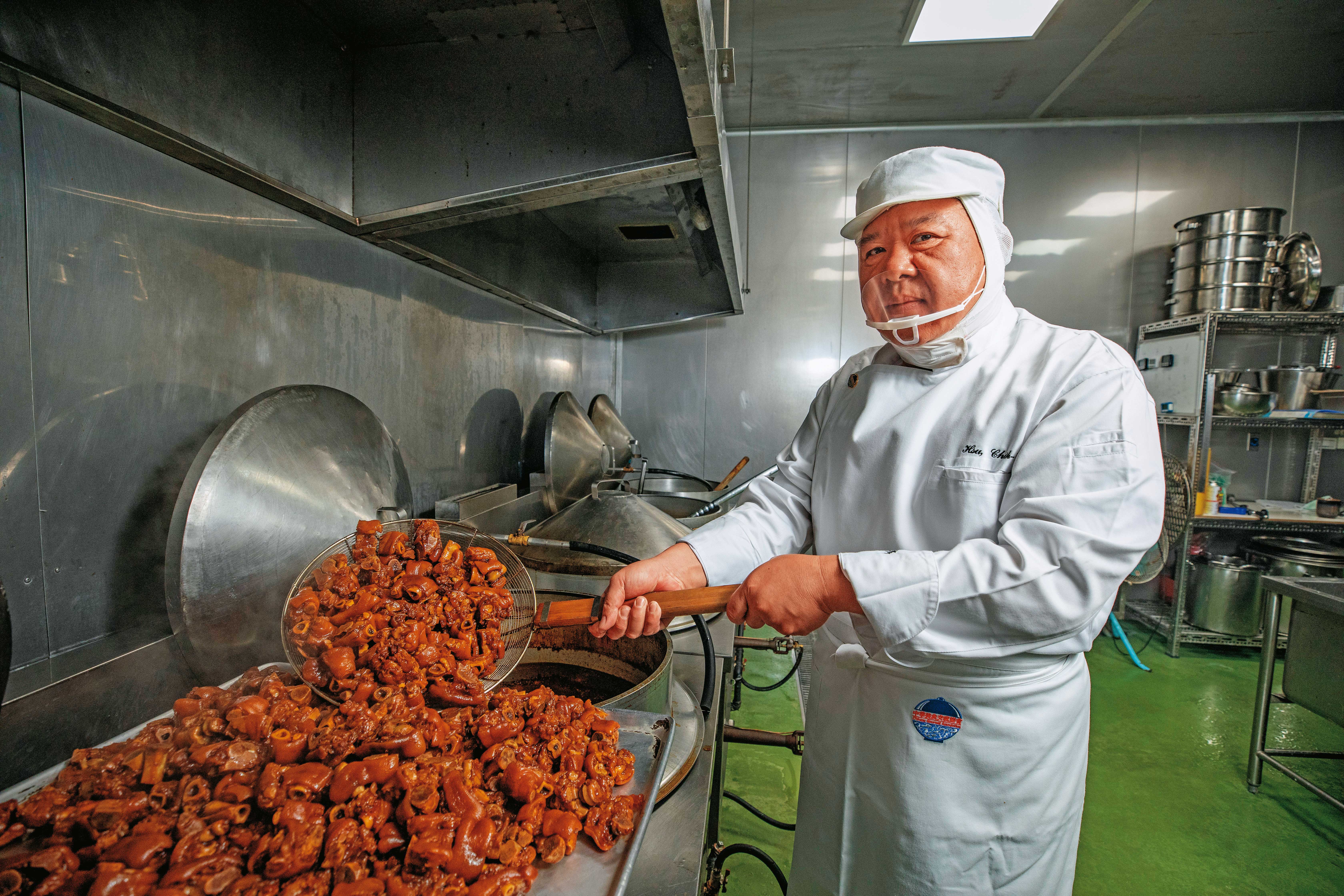 從鐵皮屋起家的西井村蜂蜜滷味，老闆許智偉不只有總鋪師底子、又有團膳管理的經驗，祕製滷味受客人歡迎後，他便著手大量生產的流程，於宅配市場打出一片天。