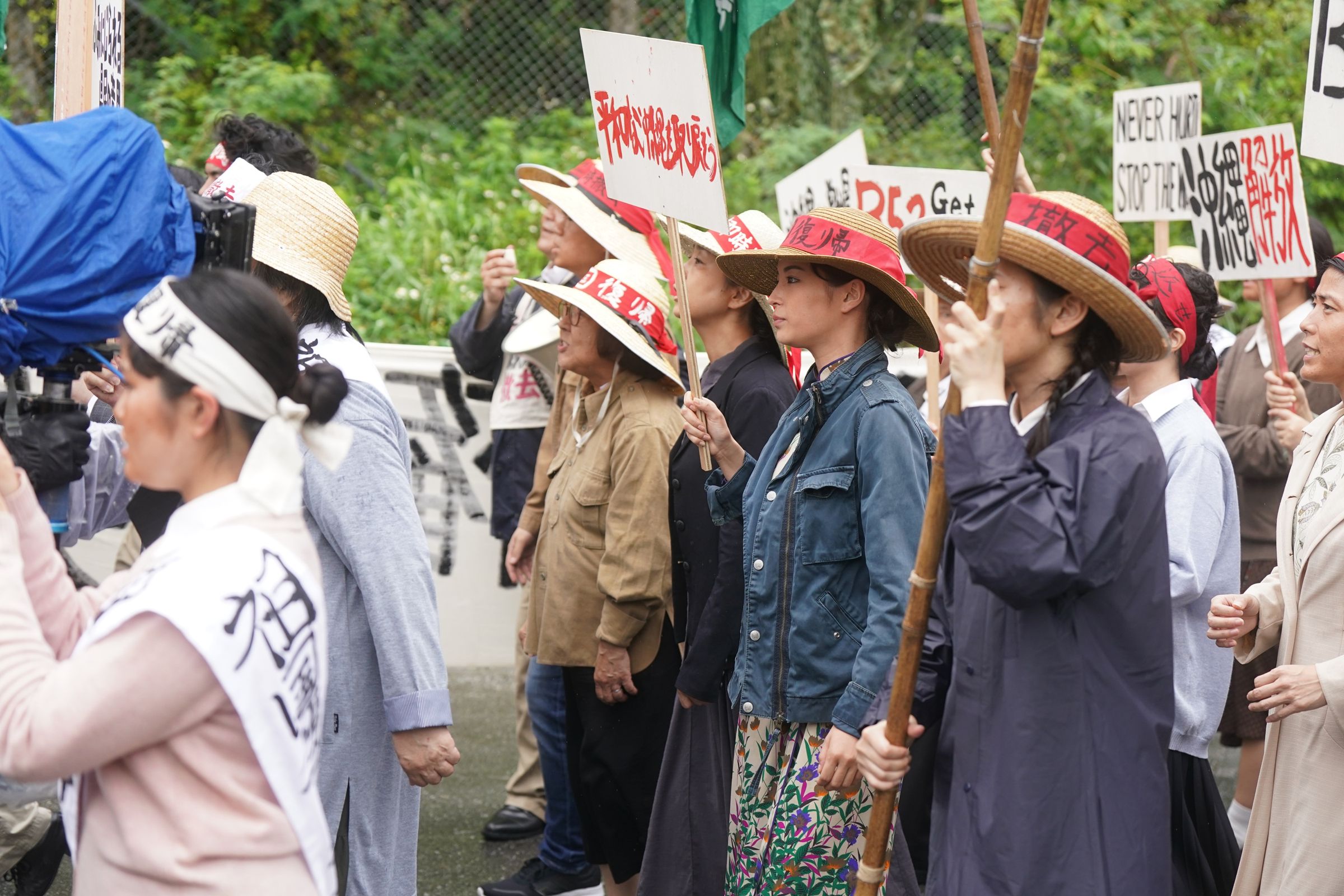《寶島》中廣瀨鈴成為教師後參與復歸日本運動，希望沖繩能早日回歸日本領土。（東映提供／©J.S K ©2025 Hero's Island Production Committee）