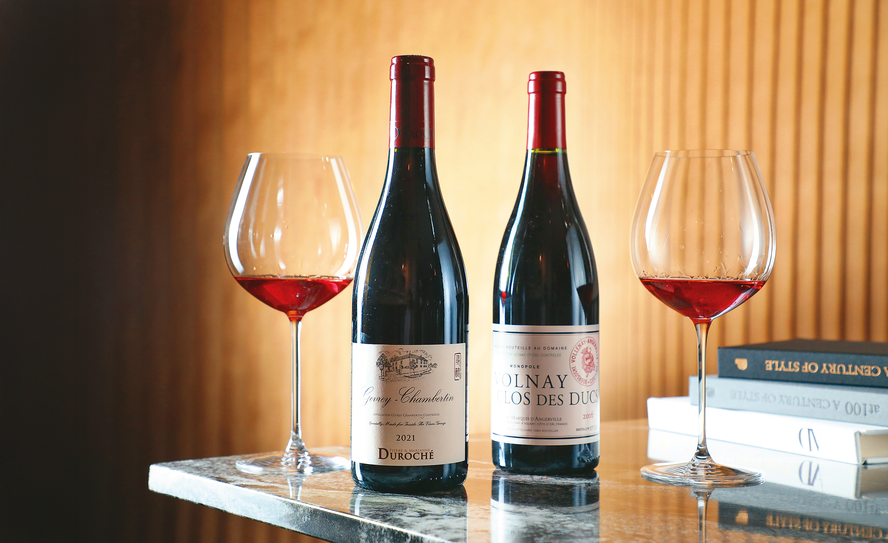 「2016 Volnay 1er Cru, Clos des Ducs, Monopole, Marquis d’Angerville」（右，10,300元／瓶）、「2021 Gevrey-Chambertin, Pierre & Marianne Duroché」（左，5,500元／瓶）各有風味。
