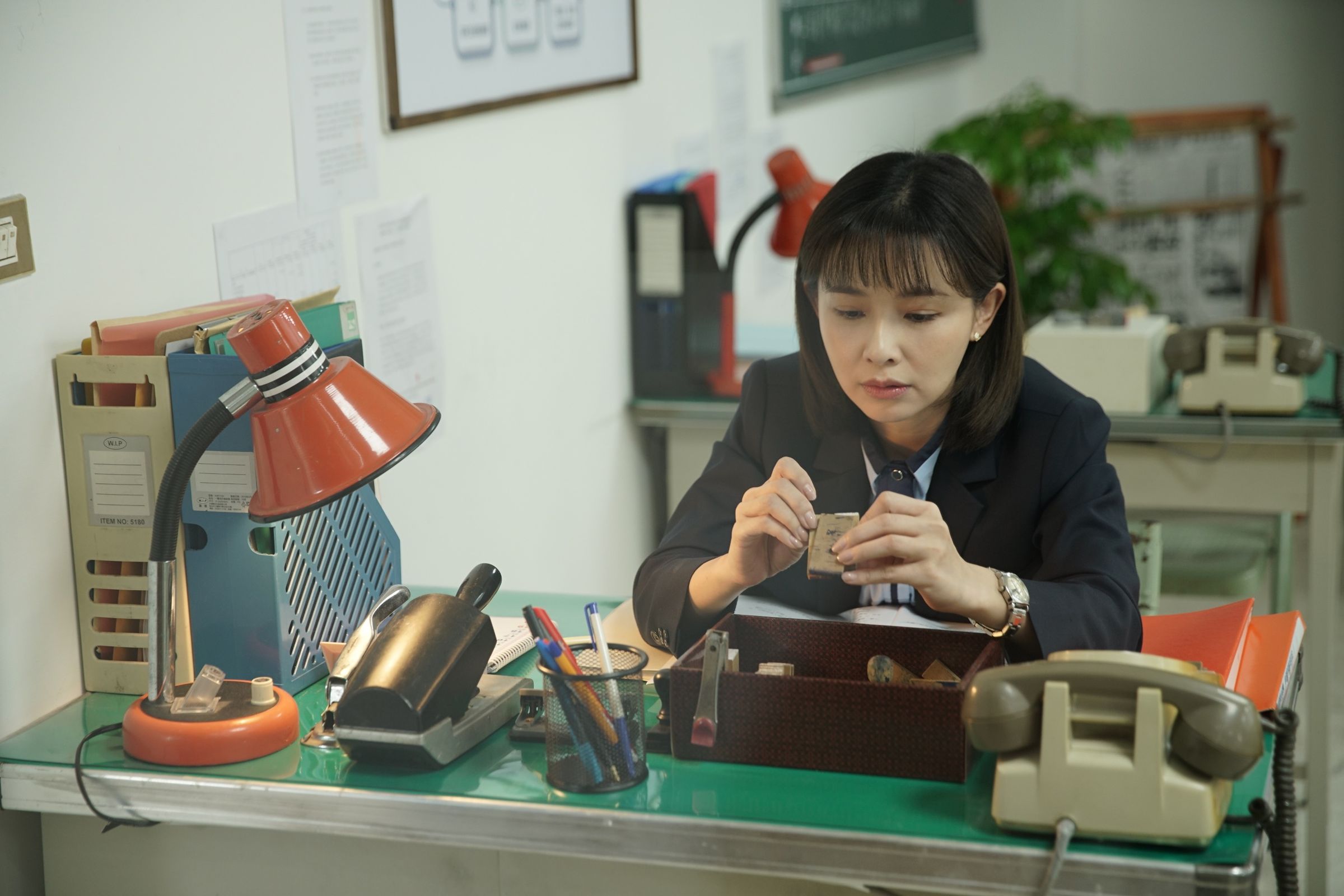 吳婉君在中視《開創者》裡飾演蔡淑臻的助手,她笑說拍到都覺得自己是個小祕書。(中視提供)