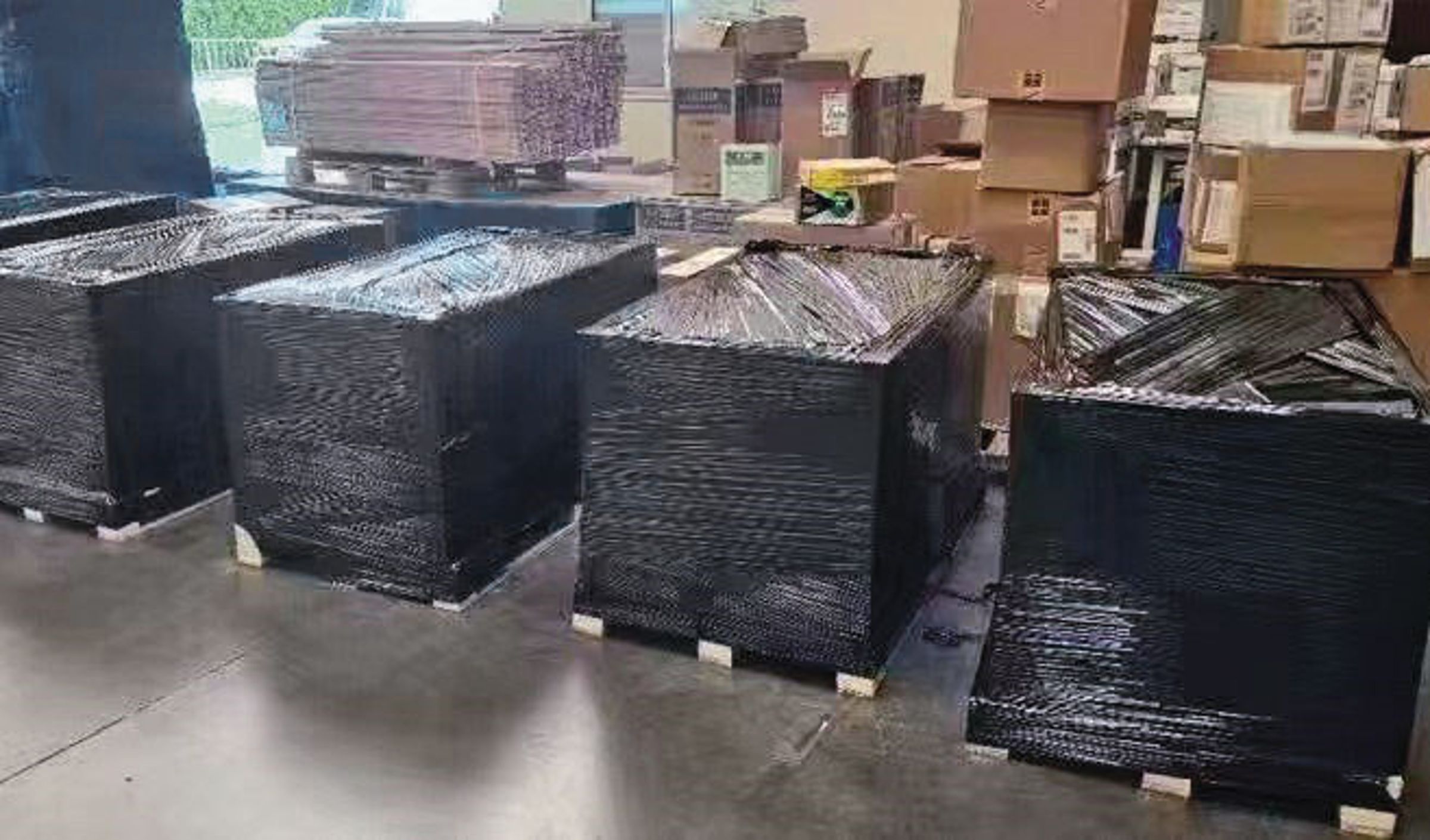搭載輝達高階晶片的美超微伺服器被藏在倉庫中，準備運往中、港、澳。（海巡署提供）