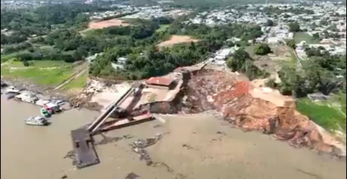 巴西一處港口土石坍方，形成巨大天坑，恐有破百人遭活埋。（翻攝自X）
