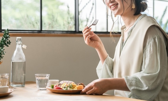 一名34歲的輕熟女在社群上急徵1男友回家過年，豪開3天20萬，引發網友質疑。示意圖。（翻攝自photoAC）