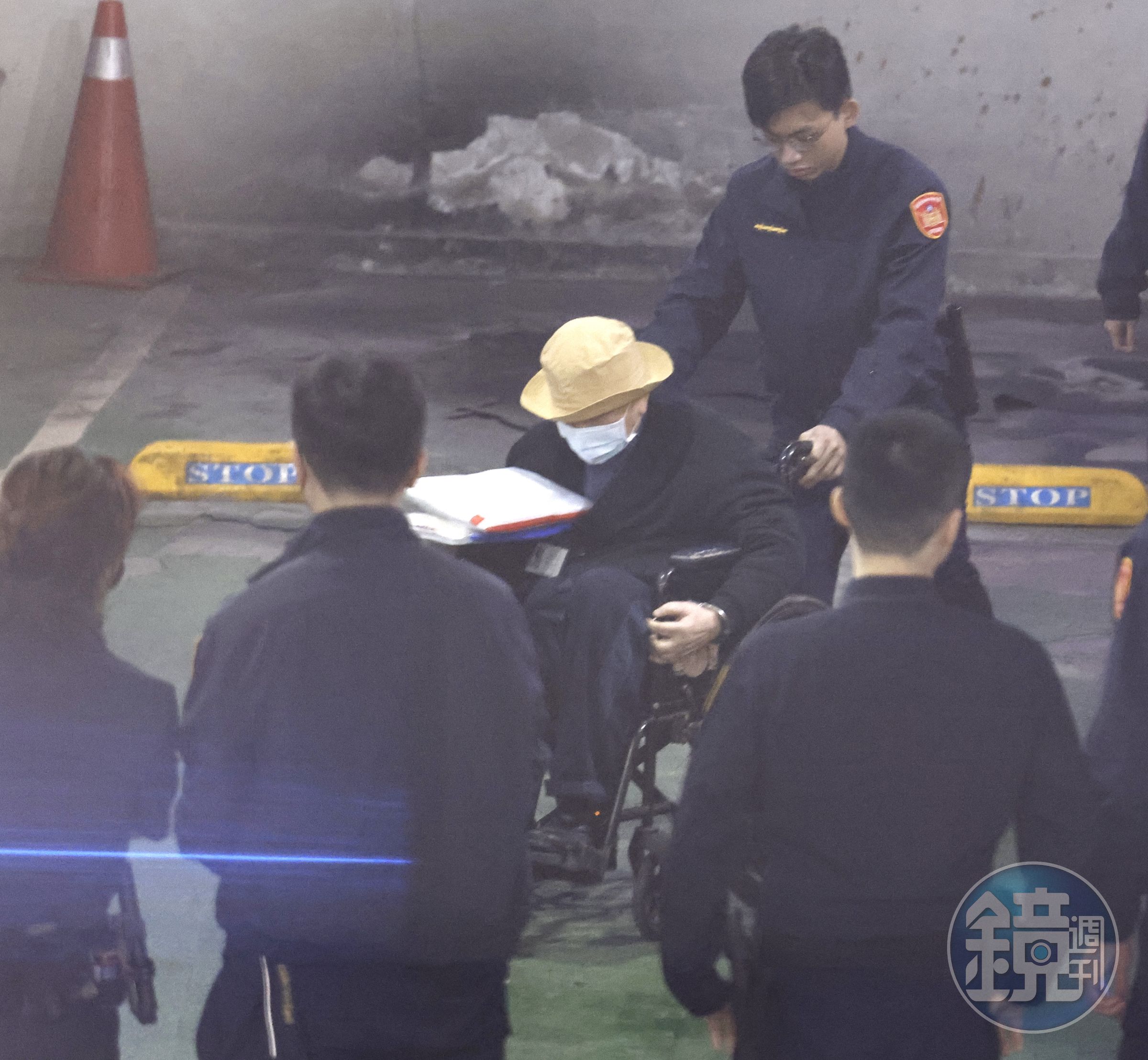 民眾黨主席柯文哲與威京集團主席沈慶京(戴帽子者)等人遭起訴,北院凌晨裁定以不等金額交保。(本刊資料照)