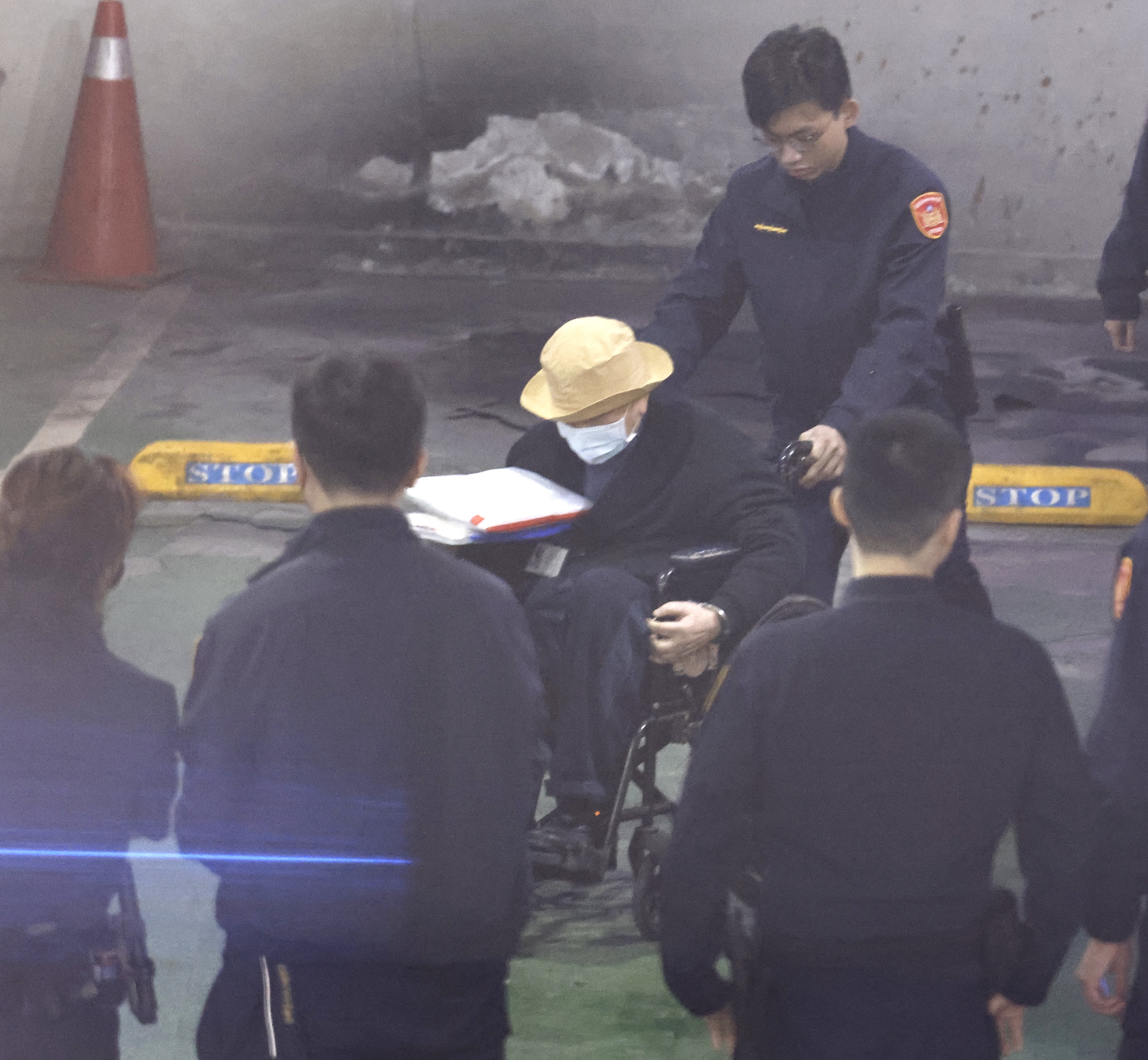 民眾黨主席柯文哲與威京集團主席沈慶京（戴帽子者）等人遭起訴，北院凌晨裁定以不等金額交保。（本刊資料照）