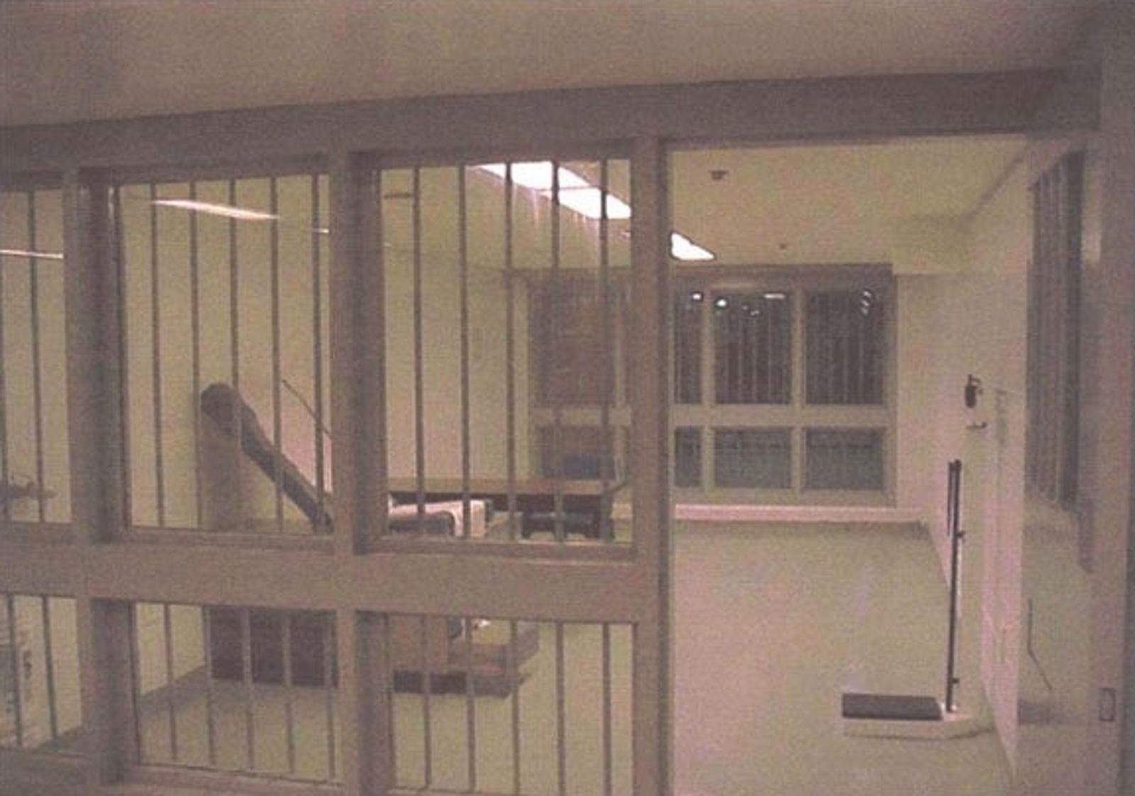 委內瑞拉總統馬杜洛遭美軍逮捕後，被送往以環境惡劣聞名的布魯克林都會拘留中心，該監獄過去曾關押多名國際知名嫌犯。（圖／翻攝自X平台 @AlvaroAlvaradoC）