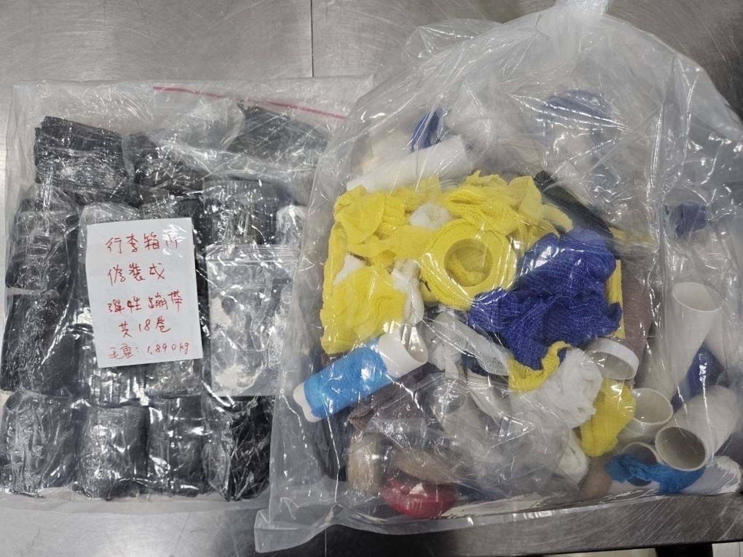高雄市調查處查獲菲籍人士行李箱偽裝成彈性繃帶夾藏海洛因。(高雄市調處提供)