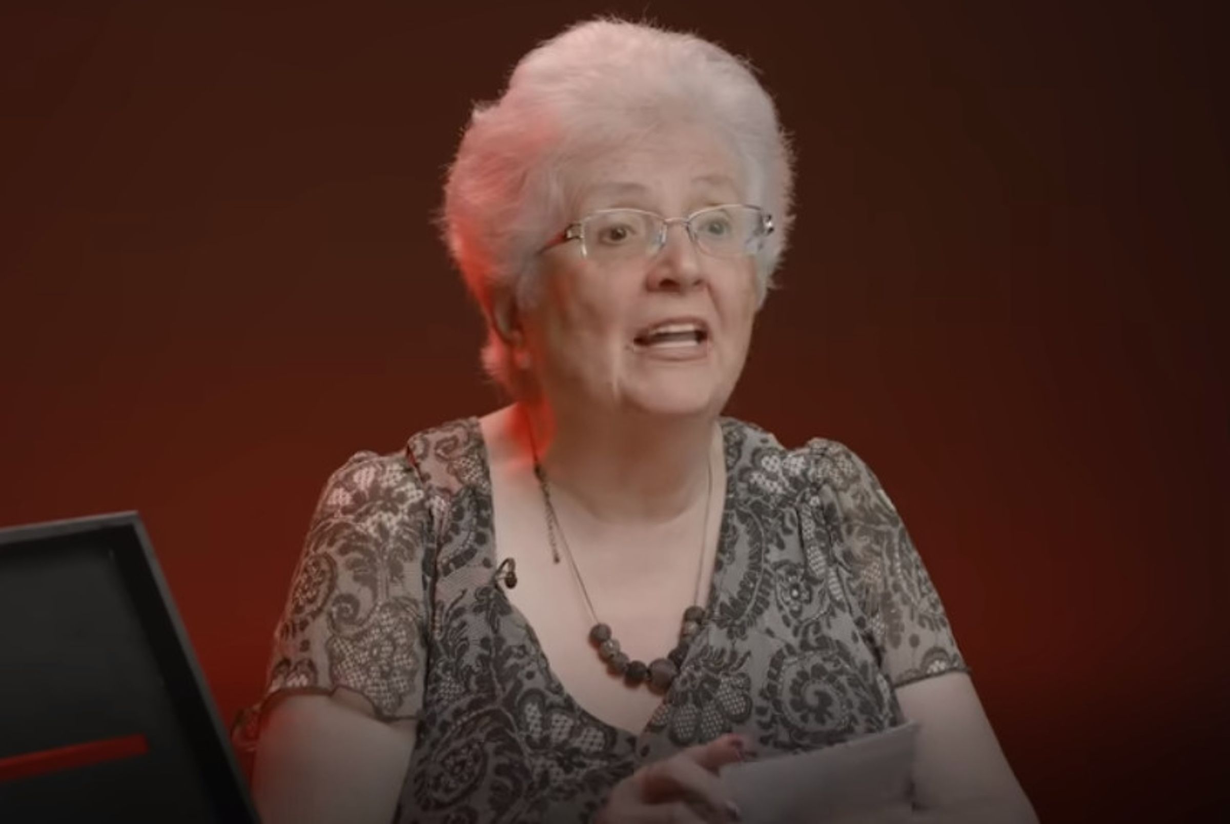 70歲婦人卡羅琳老年性欲覺醒,下海賣淫。(翻攝YT頻道LADbible TV)