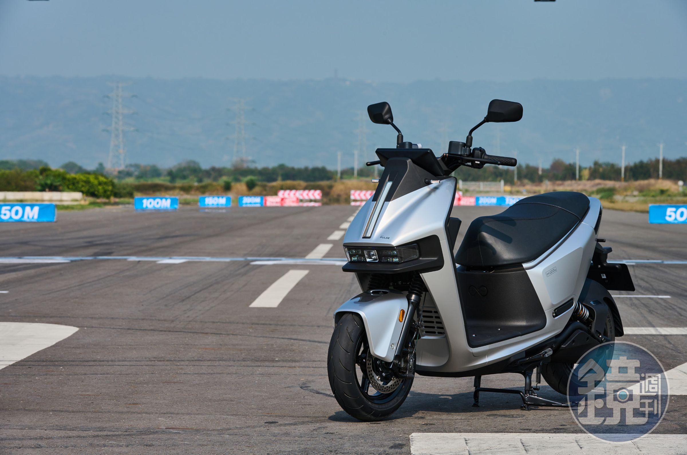 GOGORO Pulse卻採用了完全顛覆前輩們的Cyberpunk風格，看起來更為流線、銳利、凶悍，甚至還有幾分神似TESLA的Cybertruck皮卡！