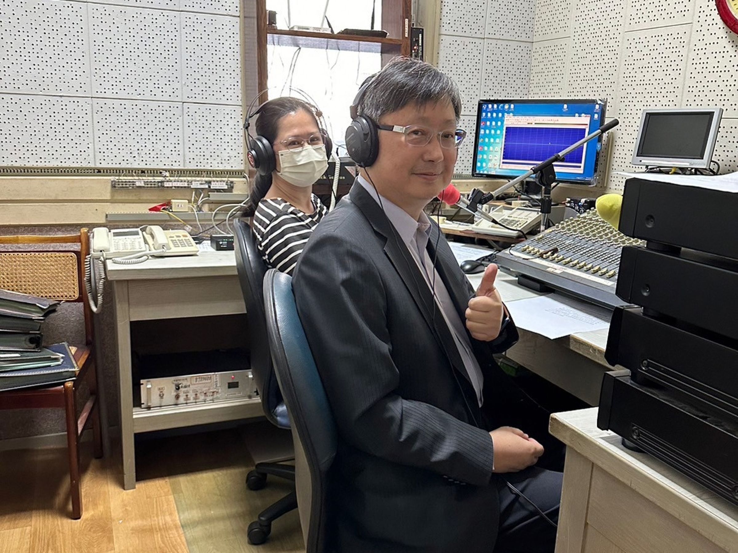屏東地檢署檢察長陳盈錦上電台宣傳反賄選。(屏東地檢署提供)