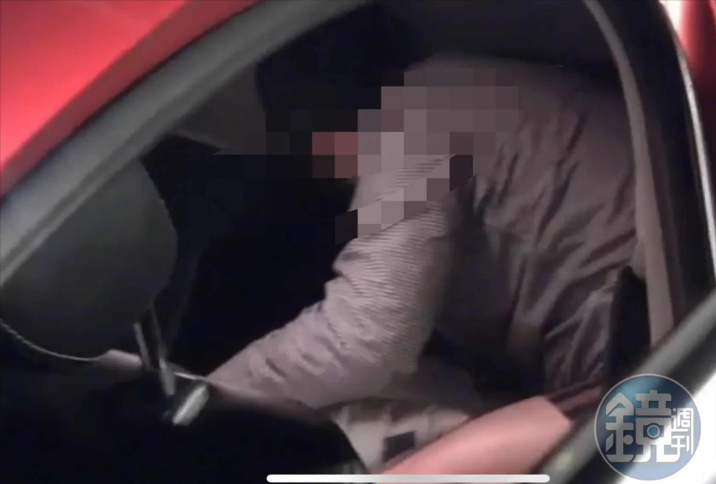 男主管與女員工同睡車內被抓包,當時男主管的下半身僅穿著一條內褲。(讀者提供)