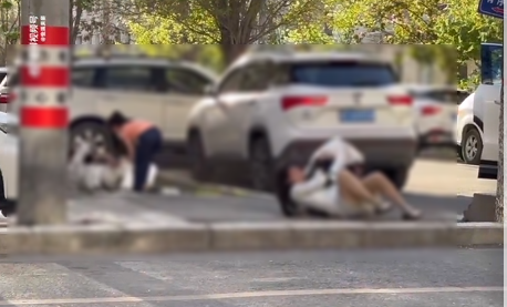 中國地方媽媽打群架，4女戰到洩春光！小孩嘶吼勸架讓人心疼。（翻自微博）